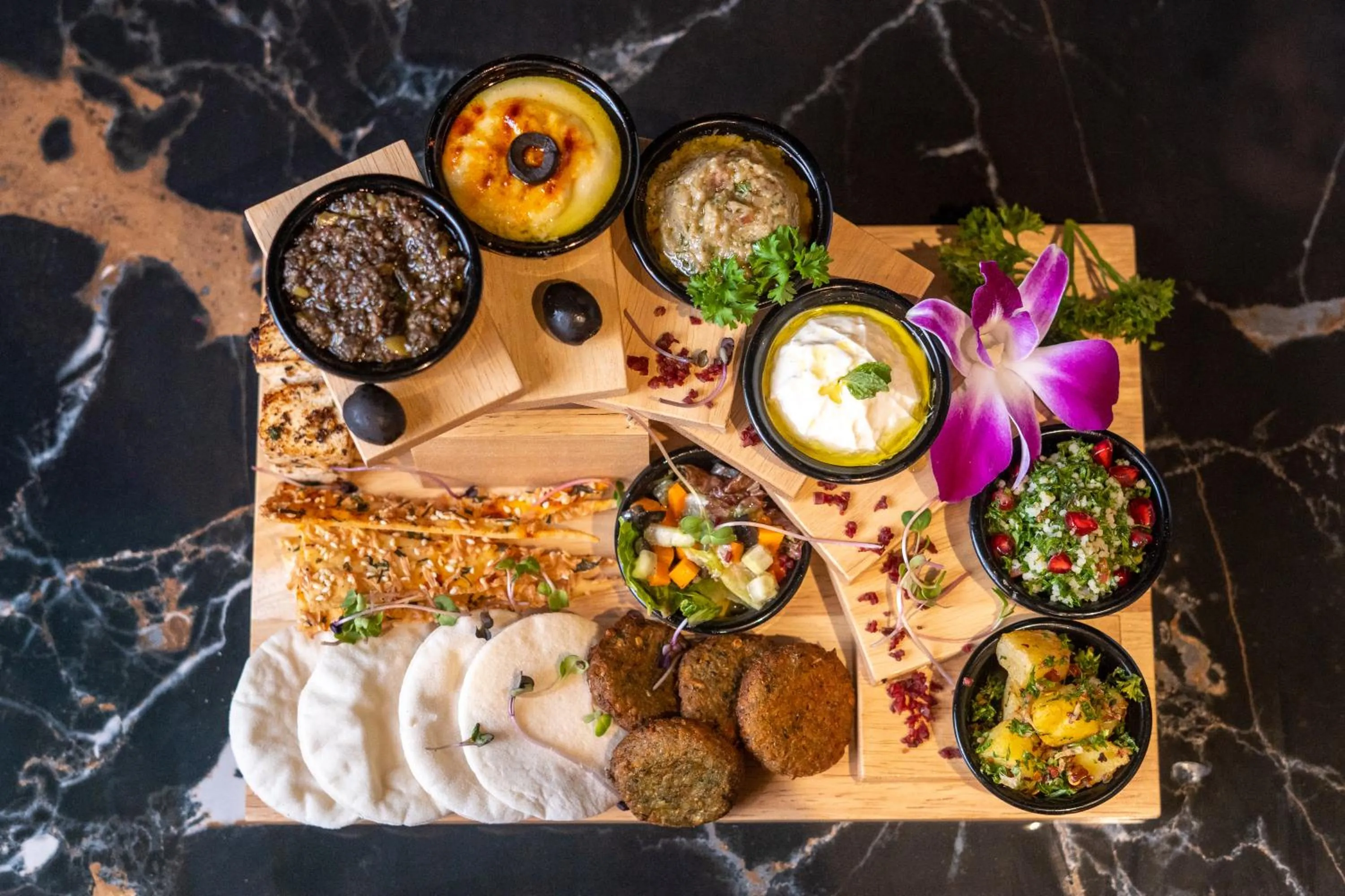 Restaurant/places to eat in Golden Parkk Hotel