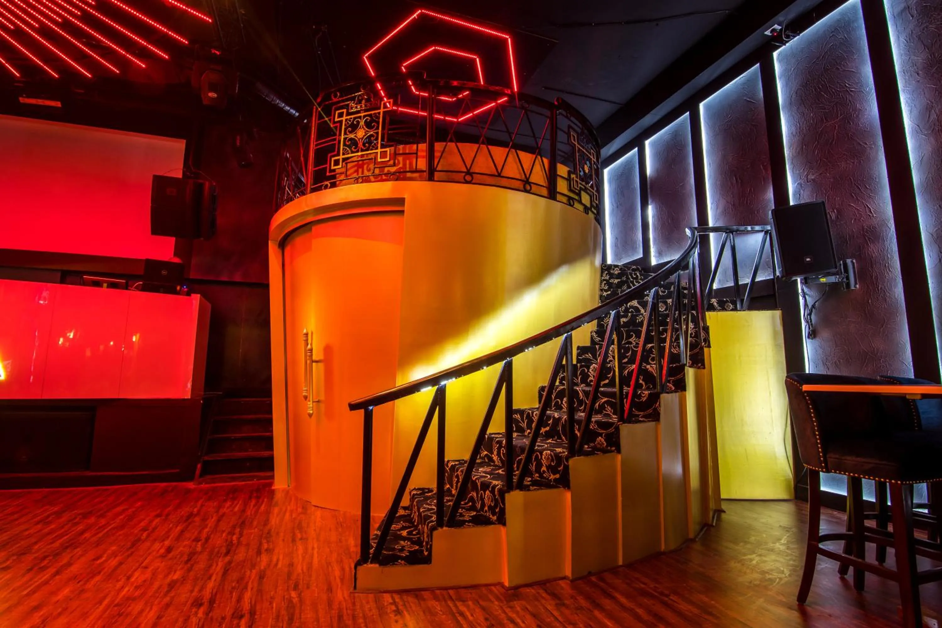 Restaurant/places to eat in Golden Parkk Hotel