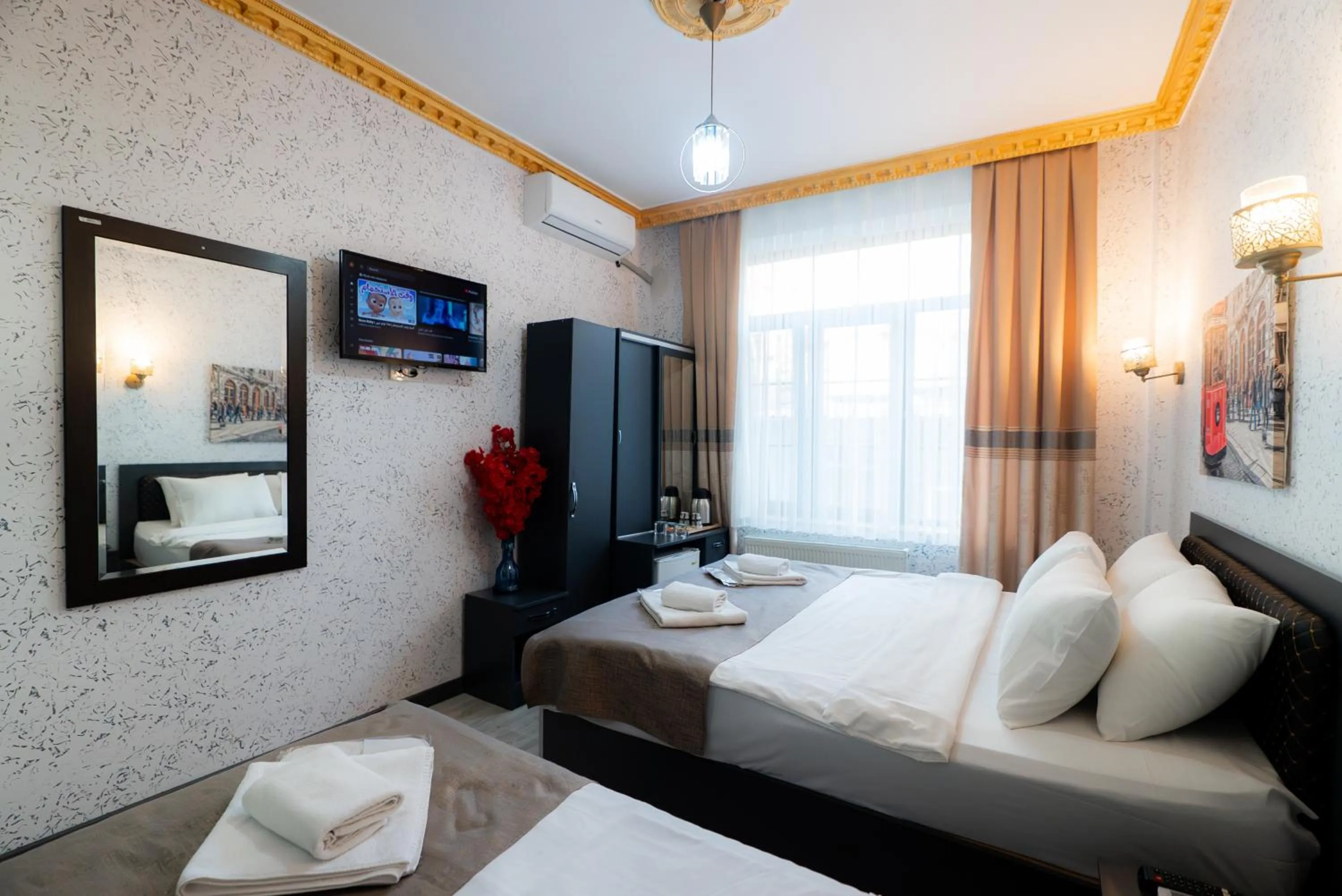 Communal lounge/ TV room, Bed in Golden Horn Park Hotel