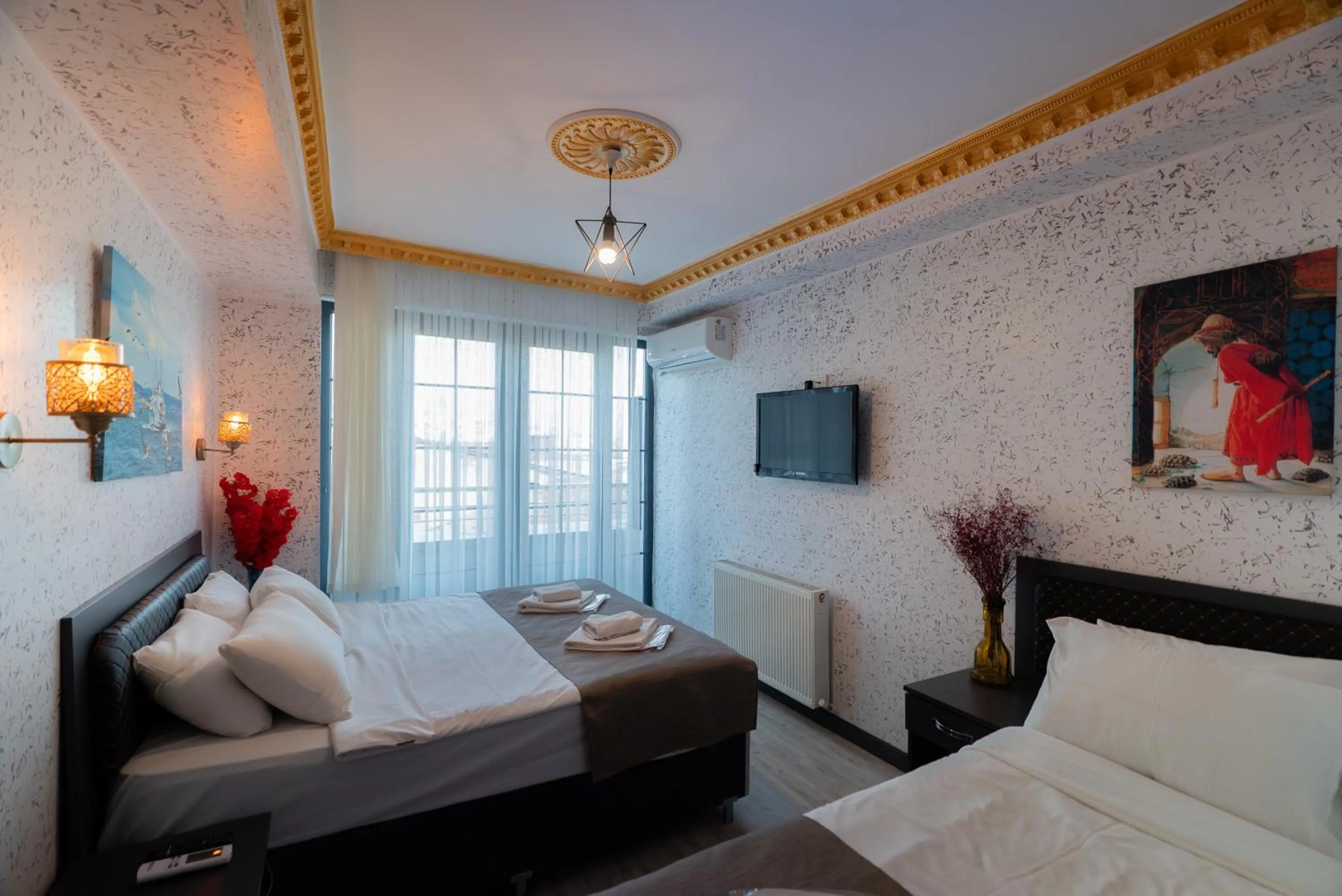 Communal lounge/ TV room, Bed in Golden Horn Park Hotel