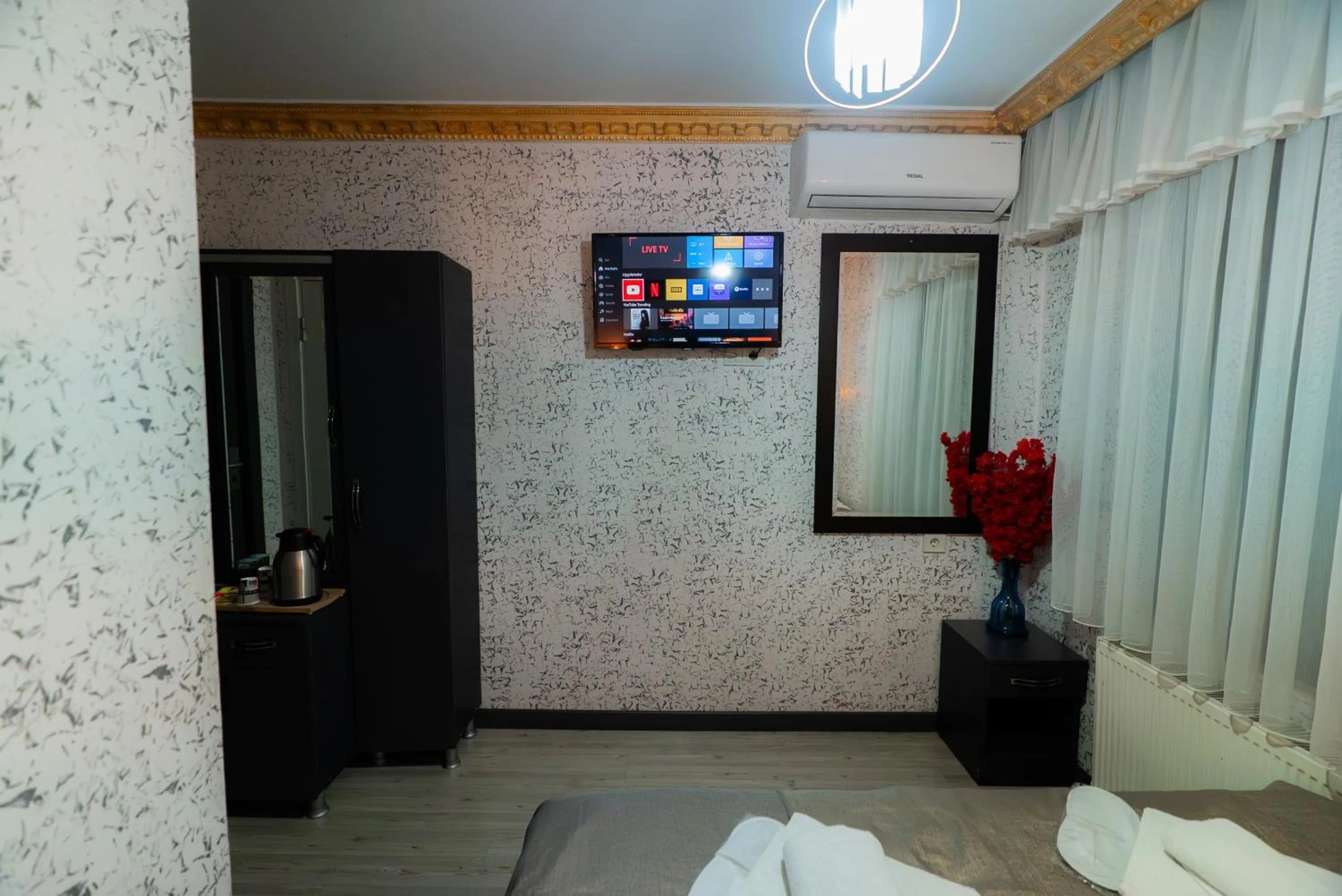 Communal lounge/ TV room, Bed in Golden Horn Park Hotel