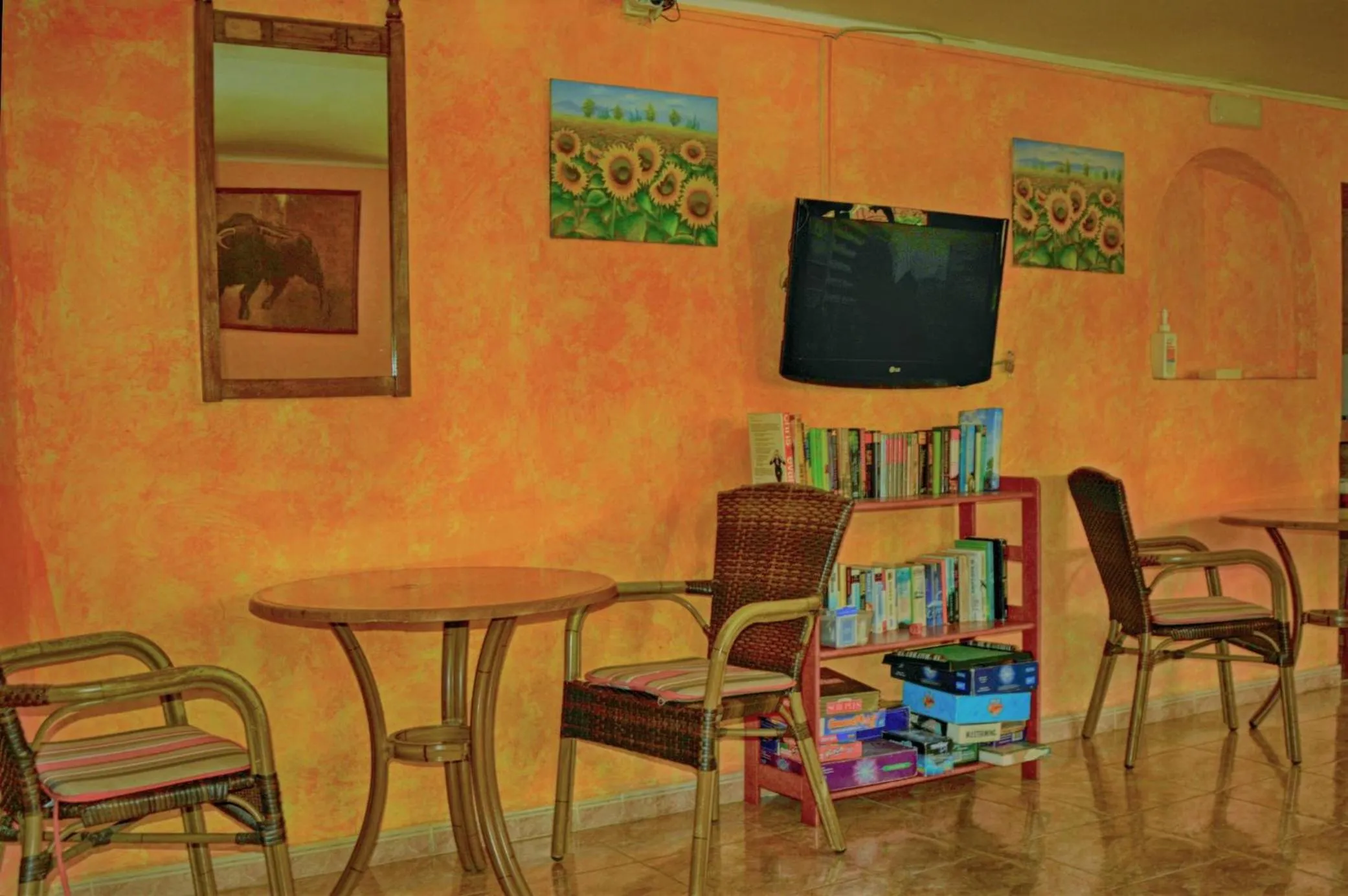 Communal lounge/ TV room in Hostal Atlanta