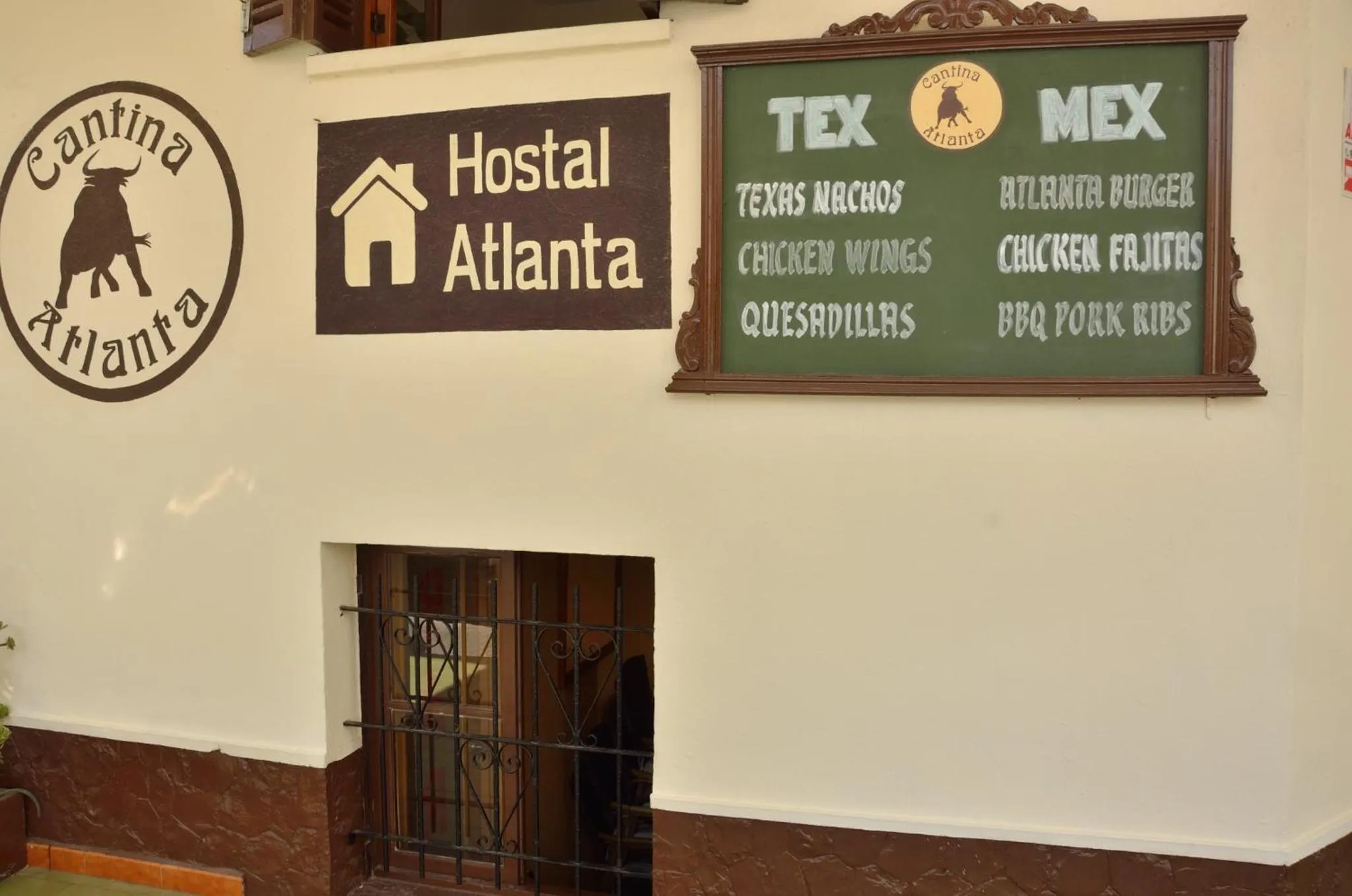 Facade/entrance in Hostal Atlanta