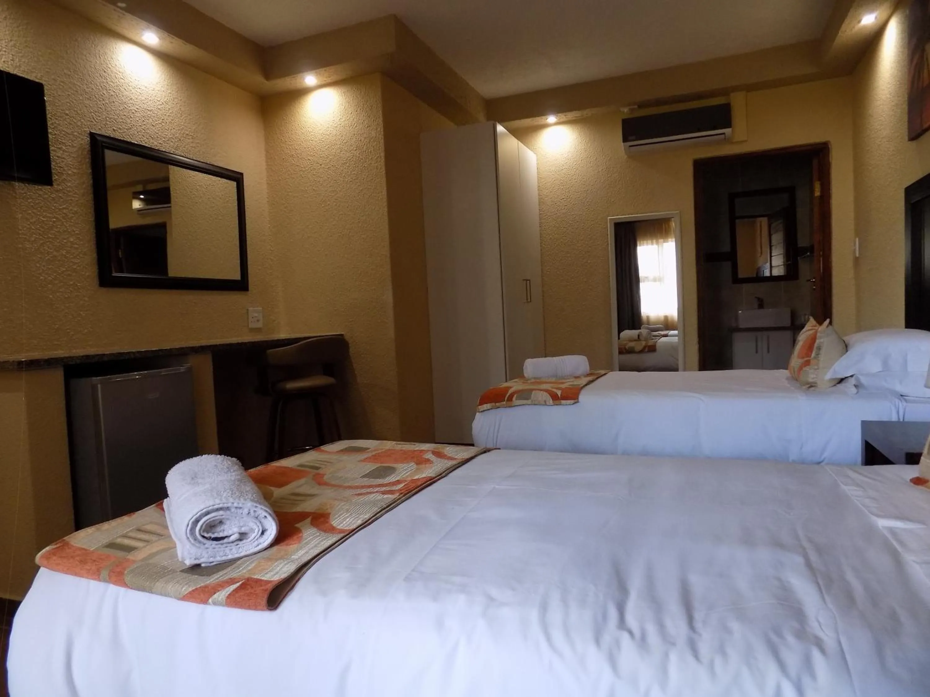 Photo of the whole room, Bed in Margate Beach Lodge