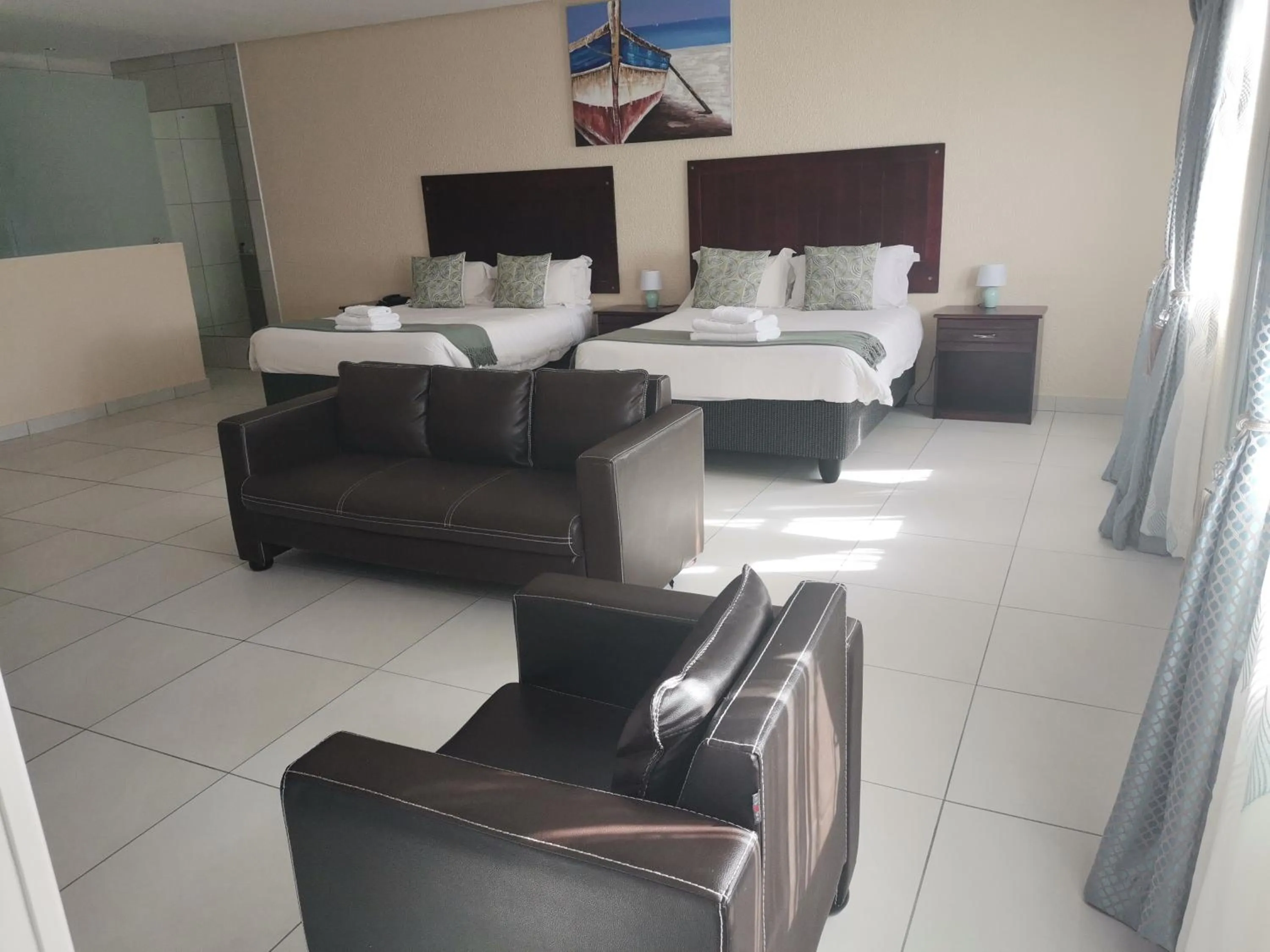 Living room, Bed in Margate Beach Lodge