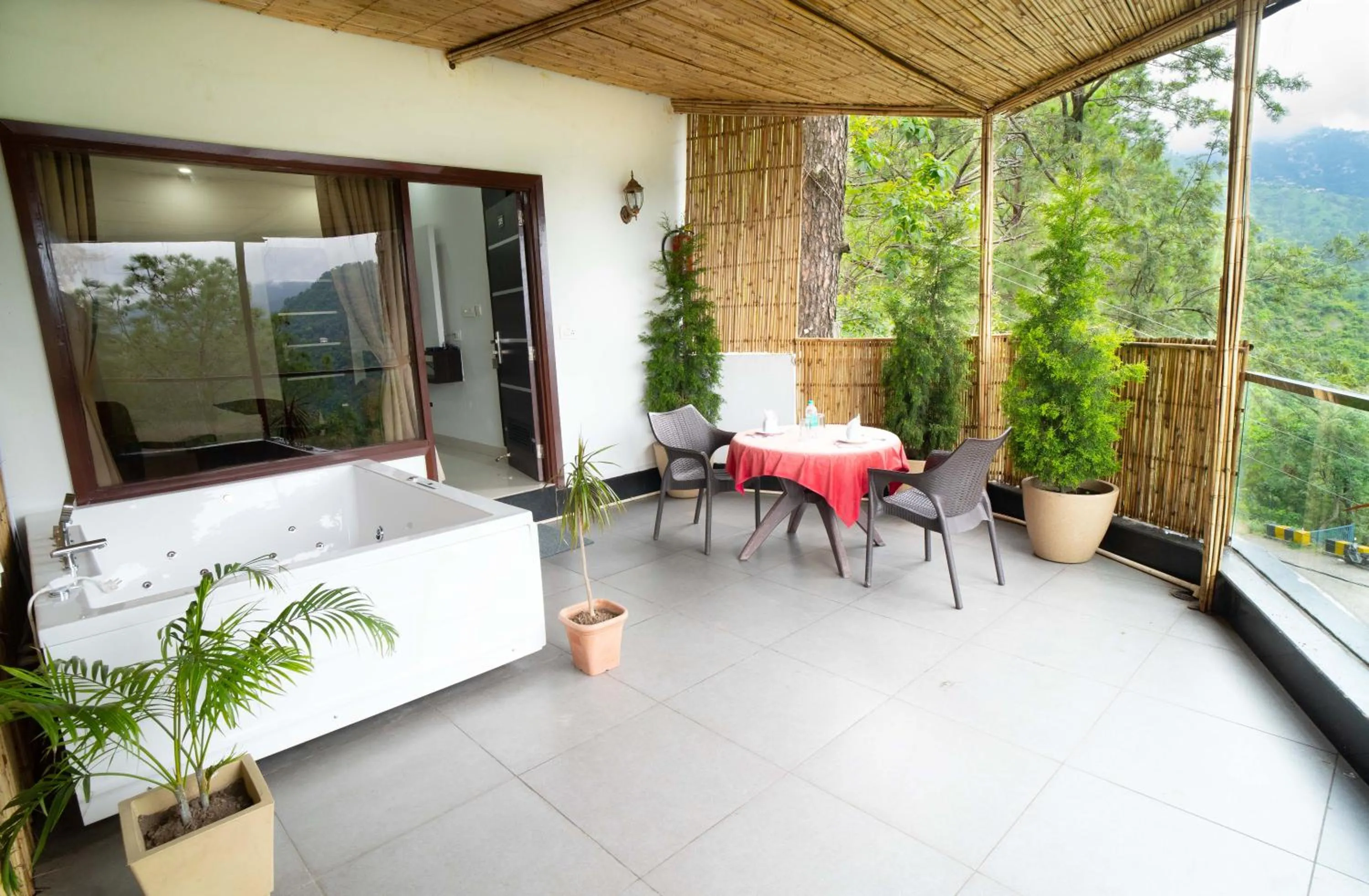 Hot Tub in The Golden Sunrise Hotel