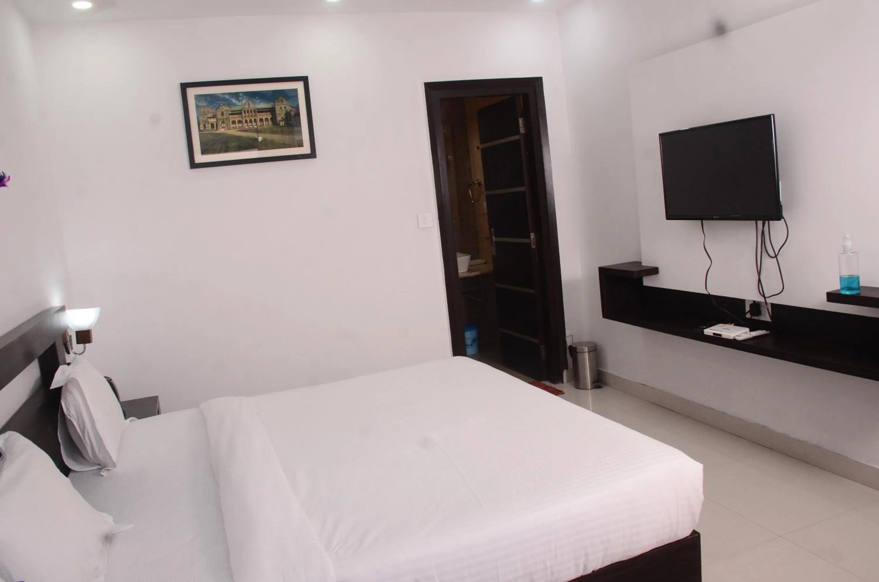 Bed in The Golden Sunrise Hotel