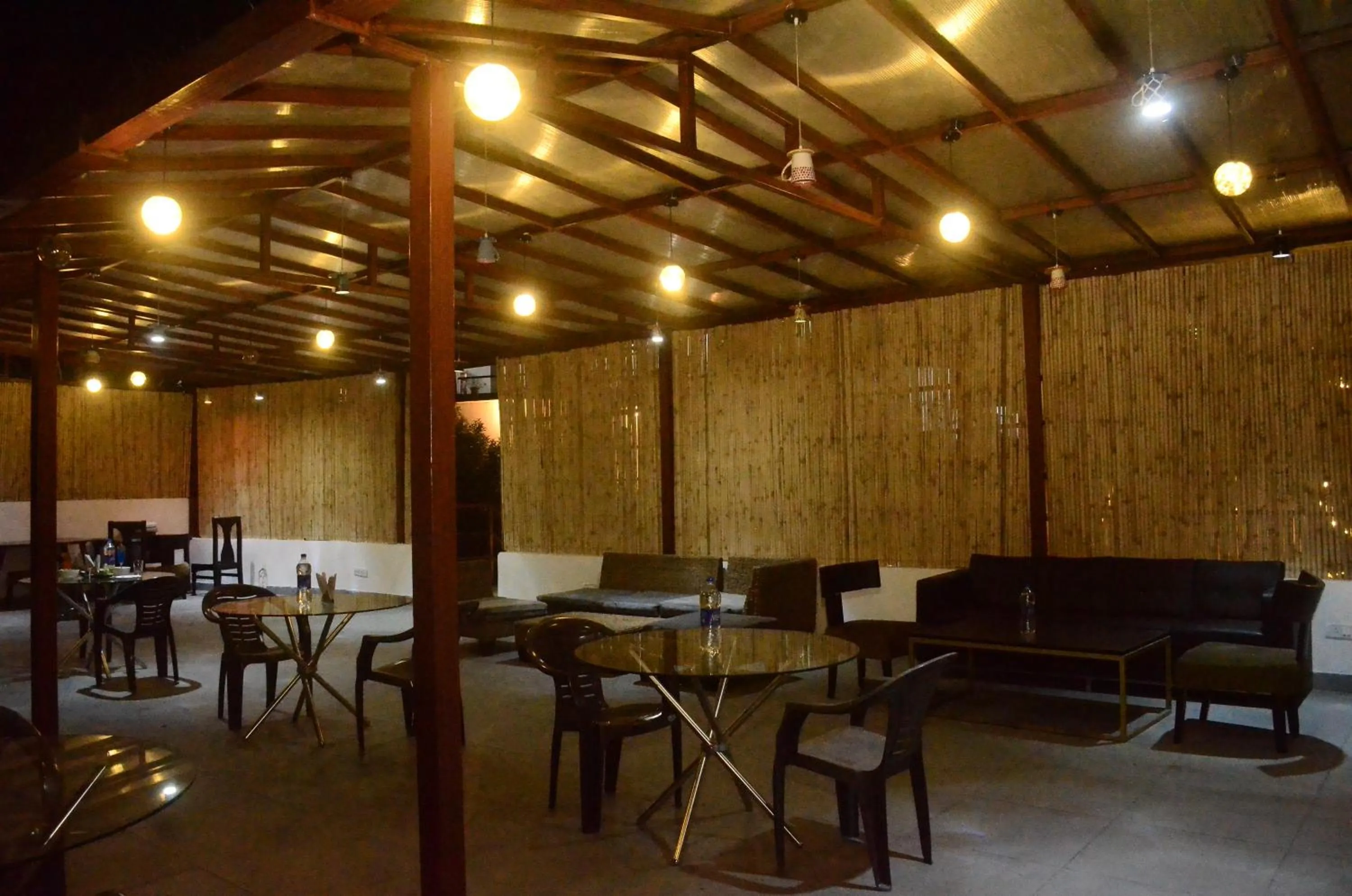 Restaurant/places to eat in The Golden Sunrise Hotel