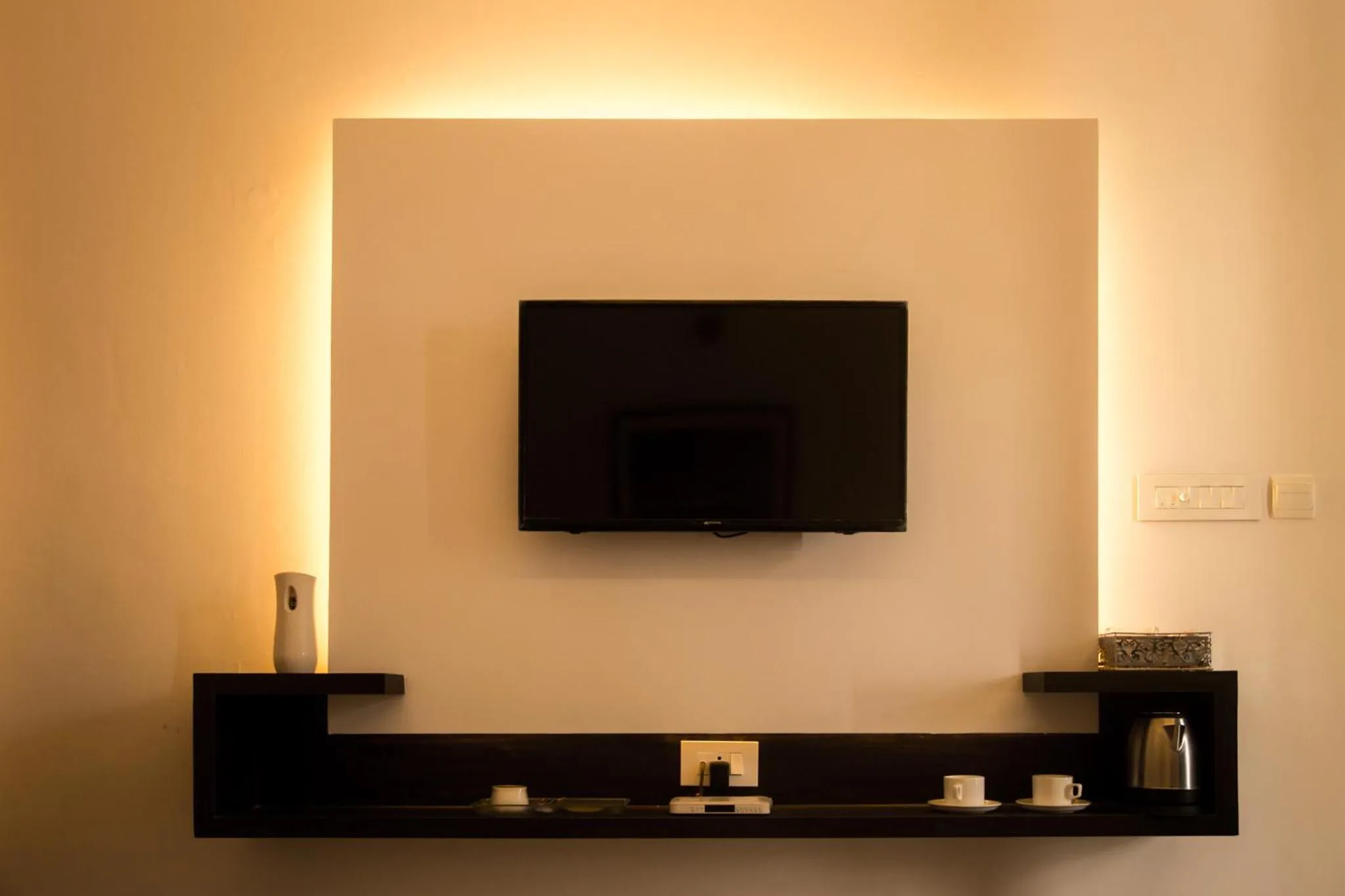 TV and multimedia in The Golden Sunrise Hotel