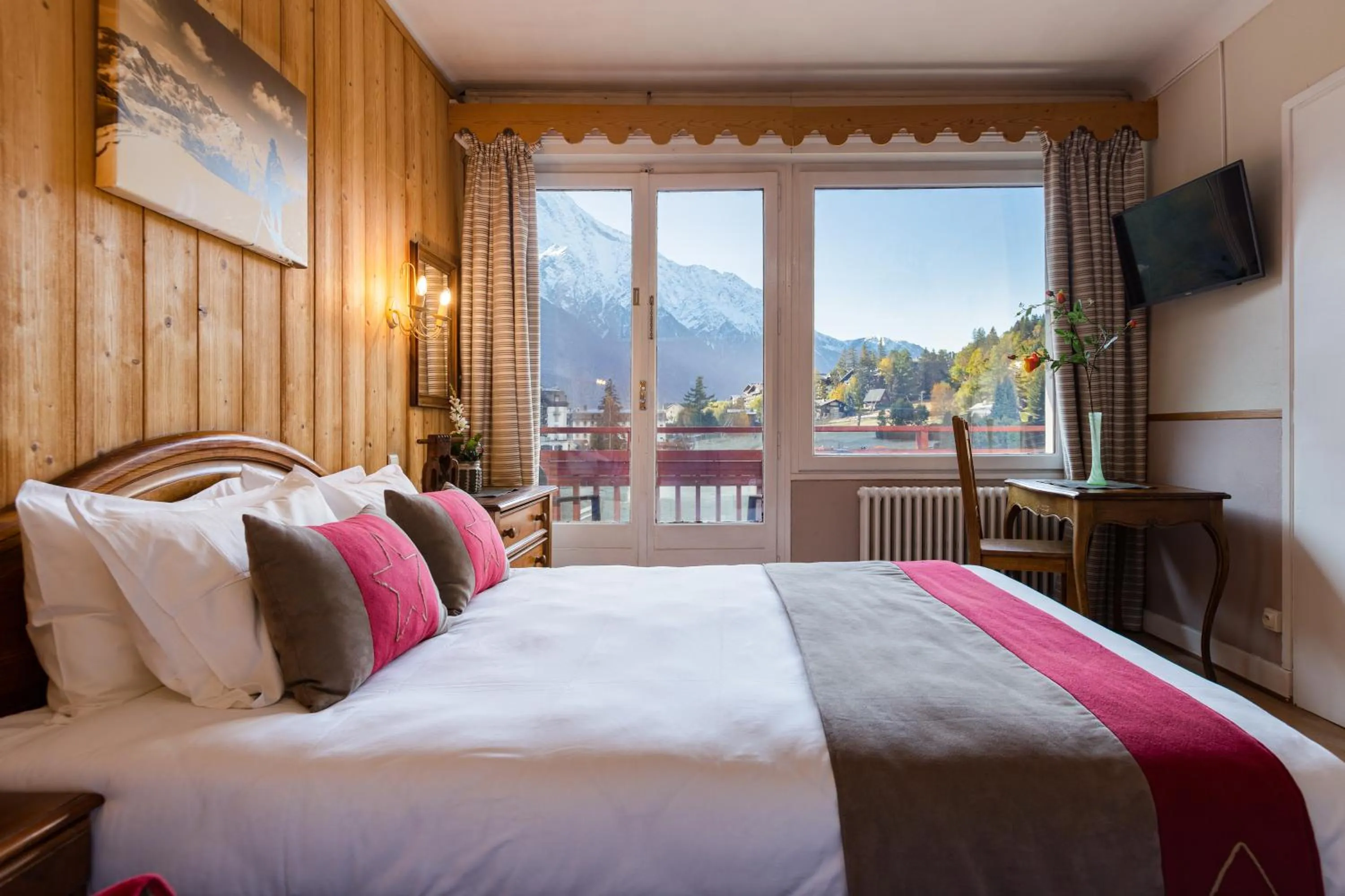 View (from property/room), Bed in Chalet Hôtel La Sapinière