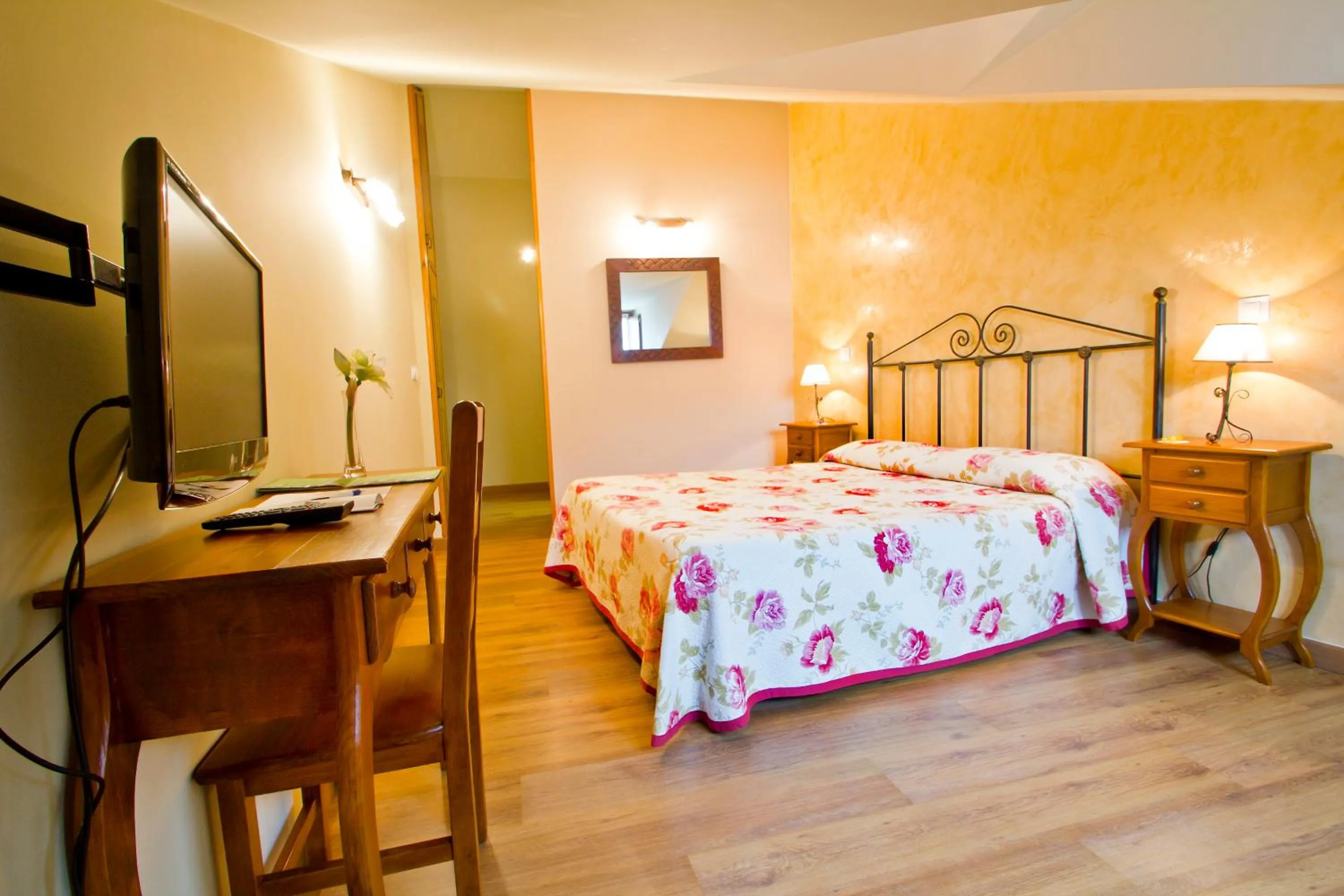 Photo of the whole room, Bed in Posada de Villacarriedo