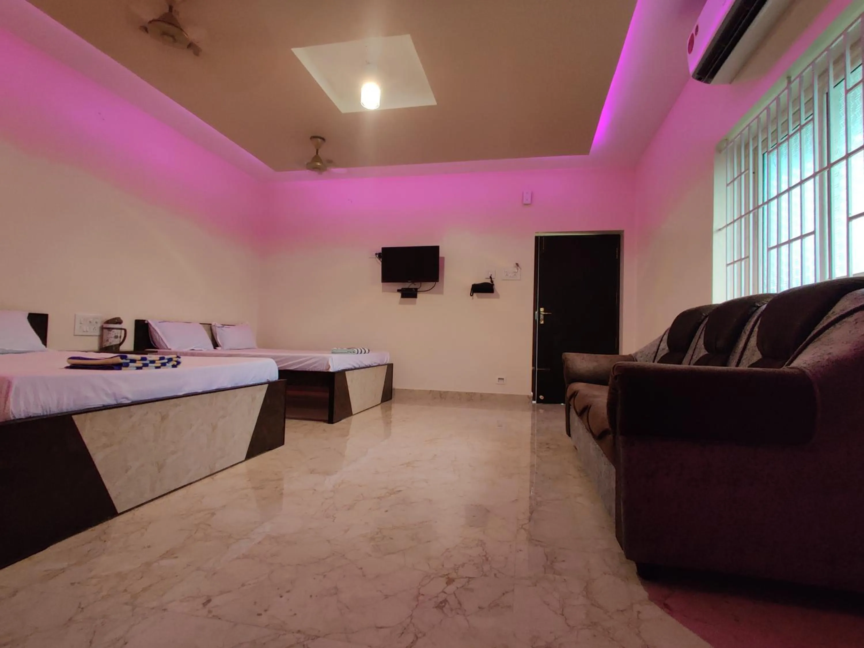 TV and multimedia, Bed in Sivamurugan residency