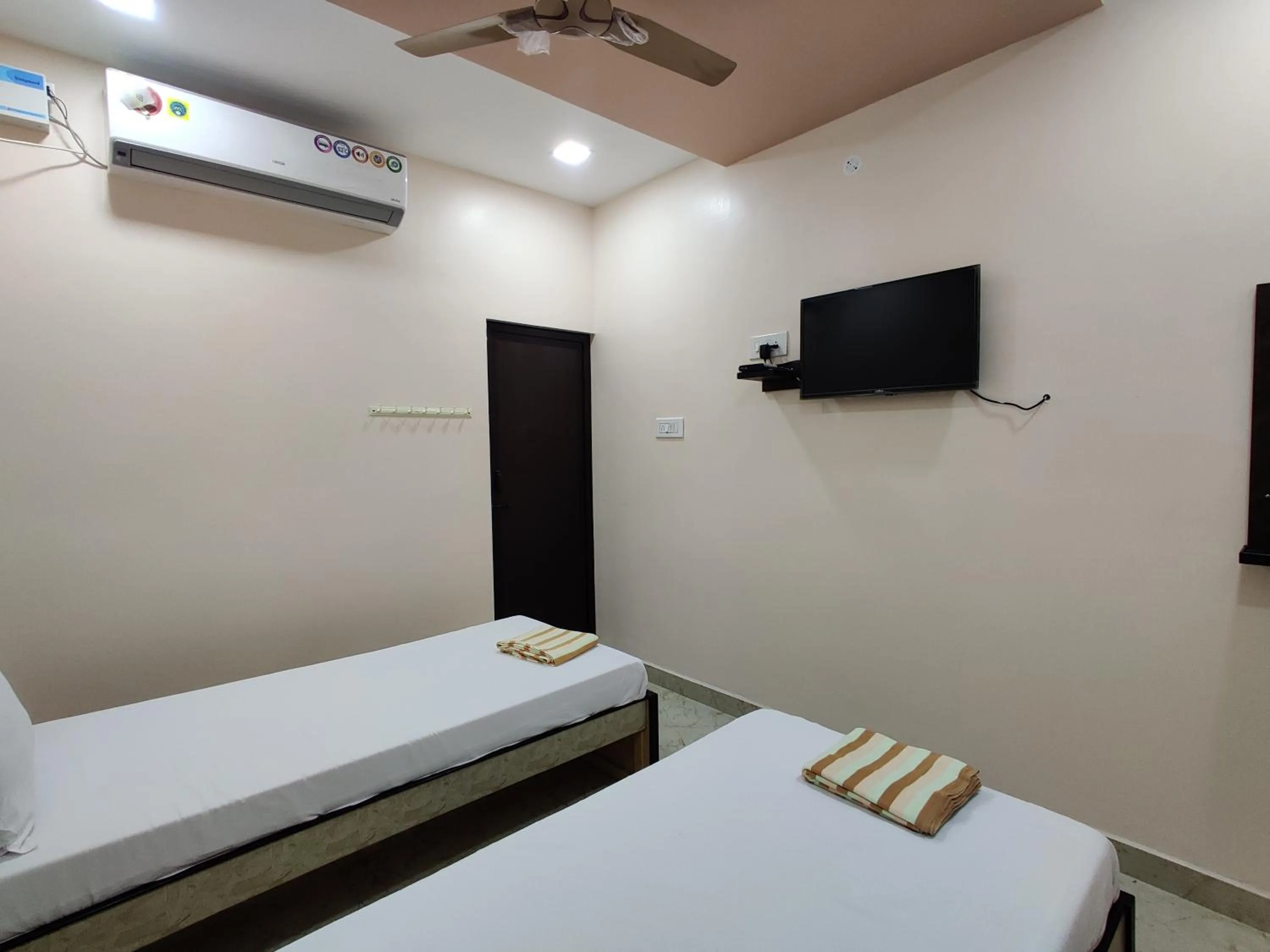Bed in Sivamurugan residency