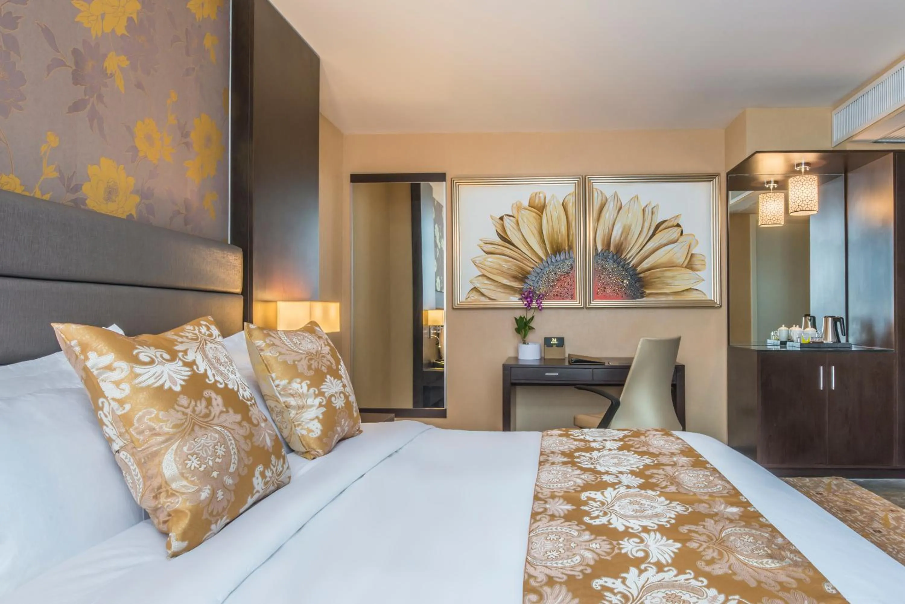 Bathroom, Bed in Marcian Garden Hotel