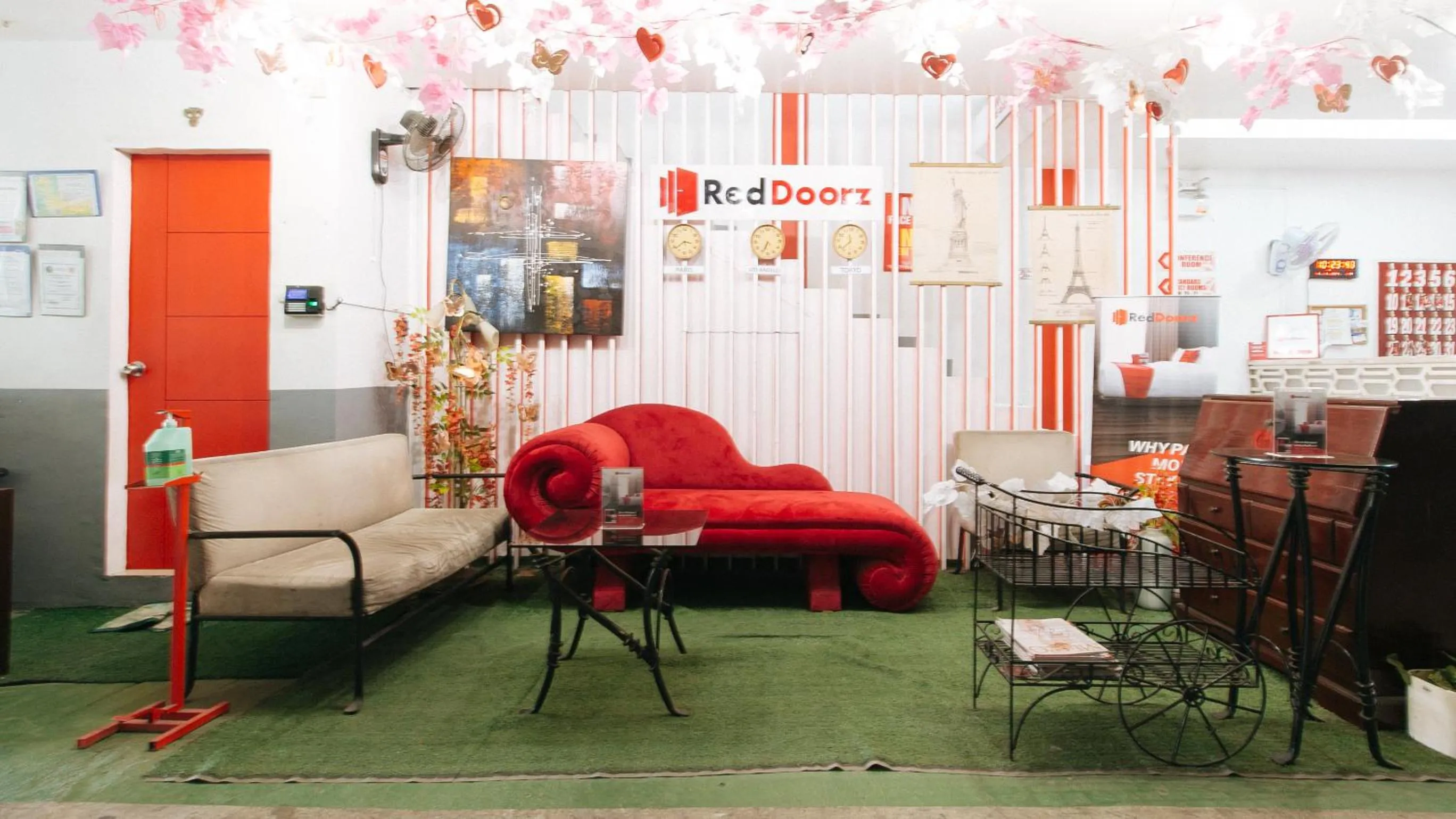 Lobby or reception in RedDoorz @ EL Highway Hotel Bulacan