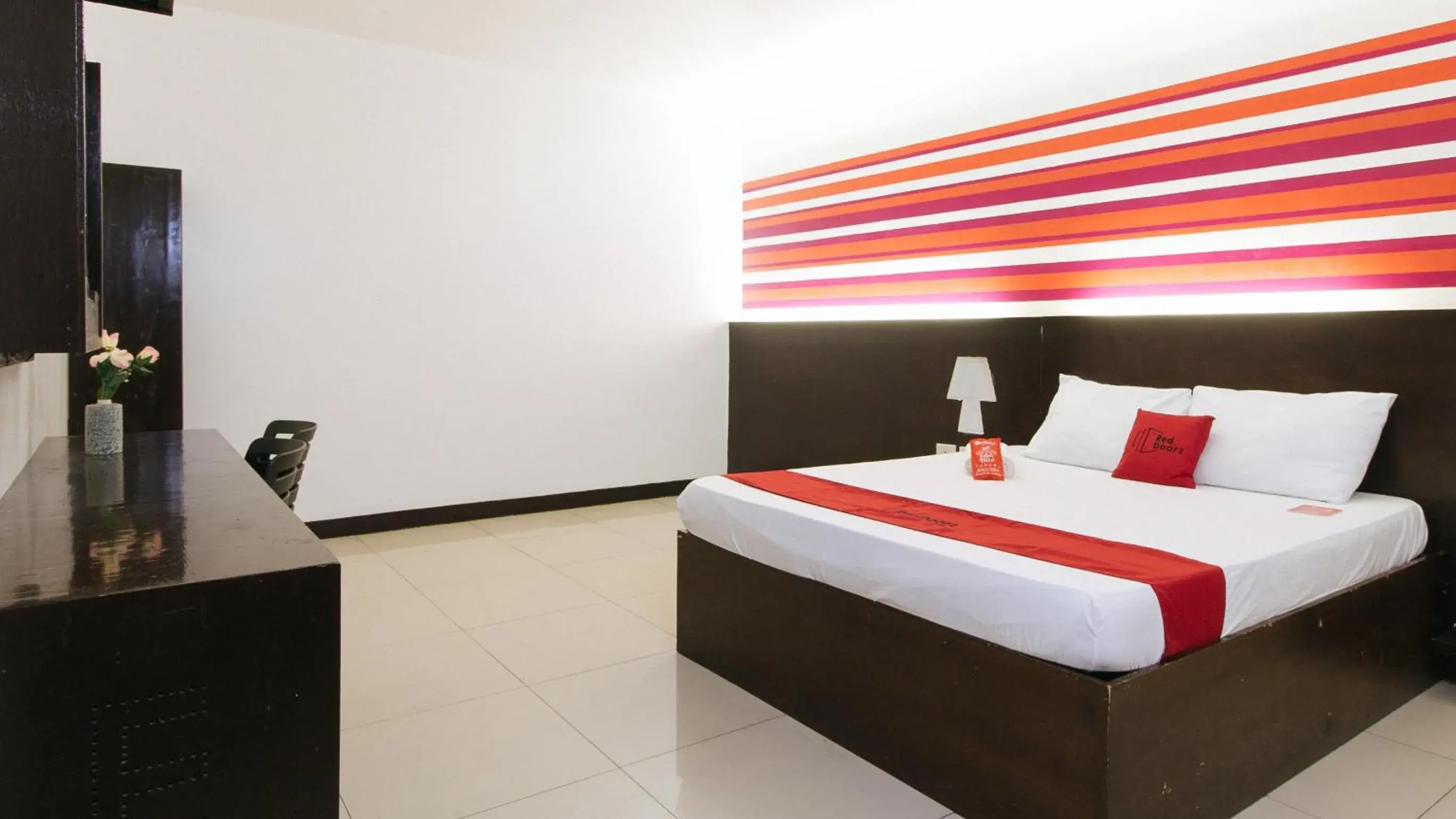 Superior Double Room in RedDoorz @ EL Highway Hotel Bulacan Superior Double Room in RedDoorz @ EL Highway Hotel Bulacan