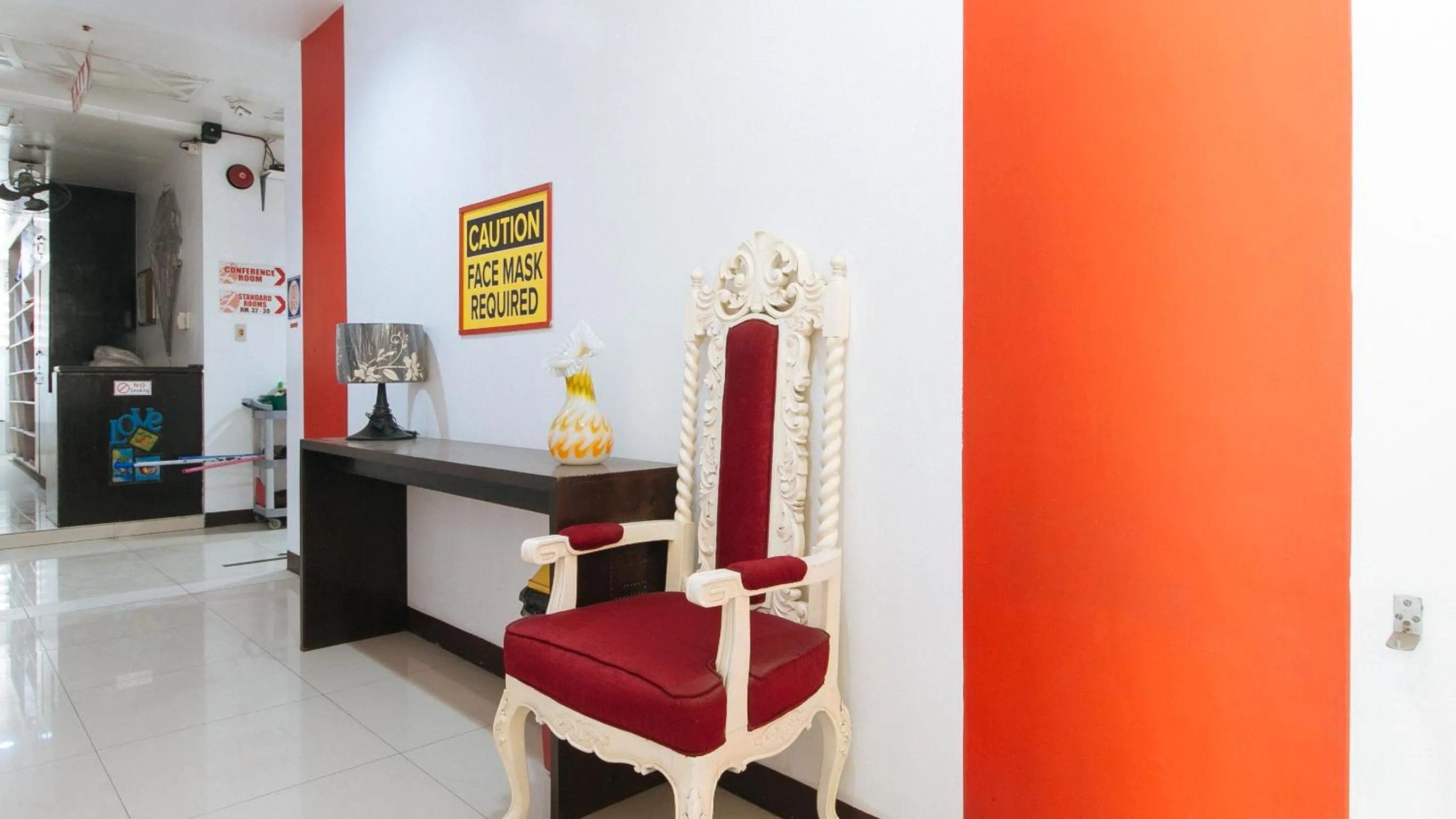 Lobby or reception in RedDoorz @ EL Highway Hotel Bulacan