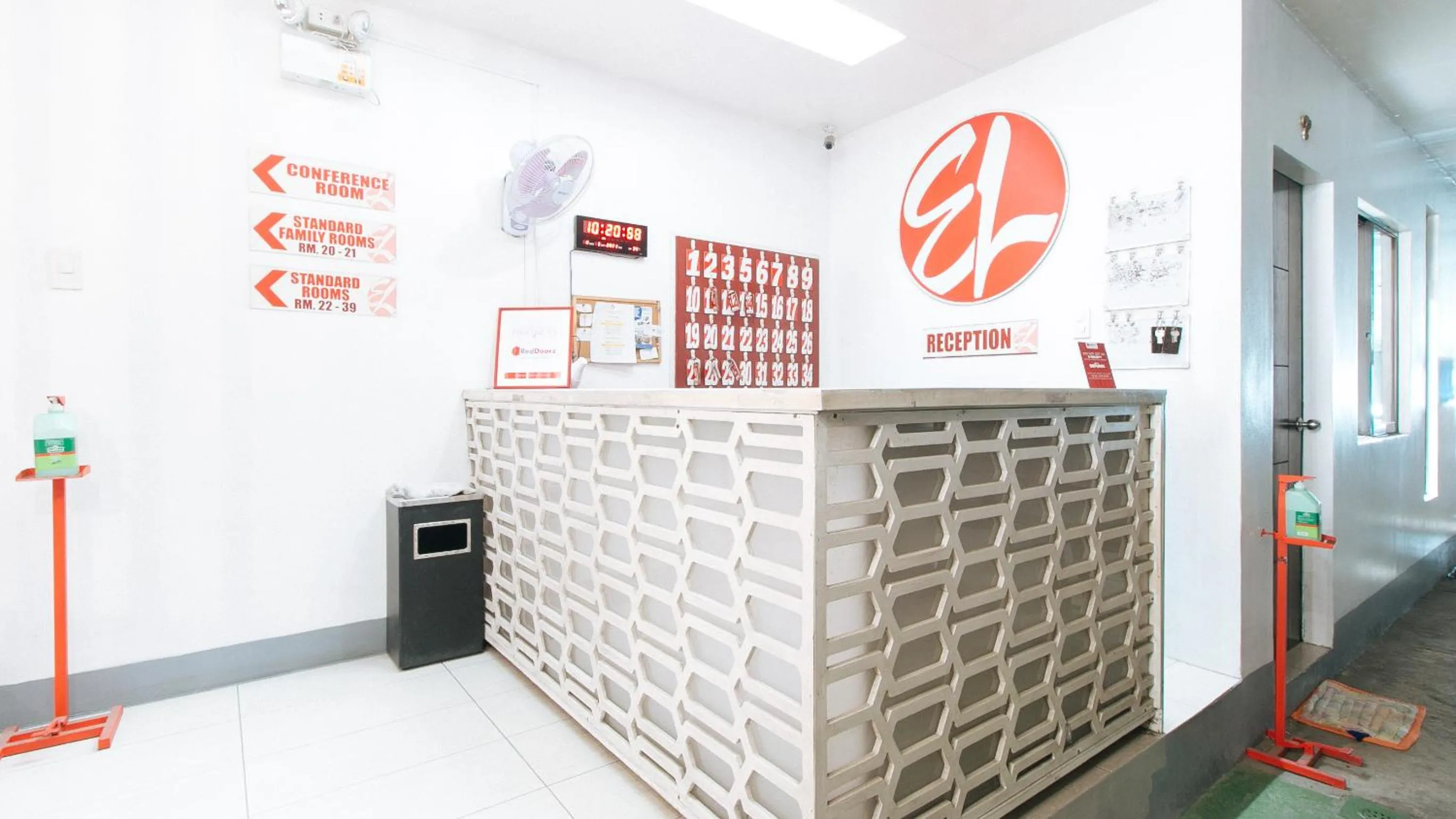 Lobby or reception in RedDoorz @ EL Highway Hotel Bulacan