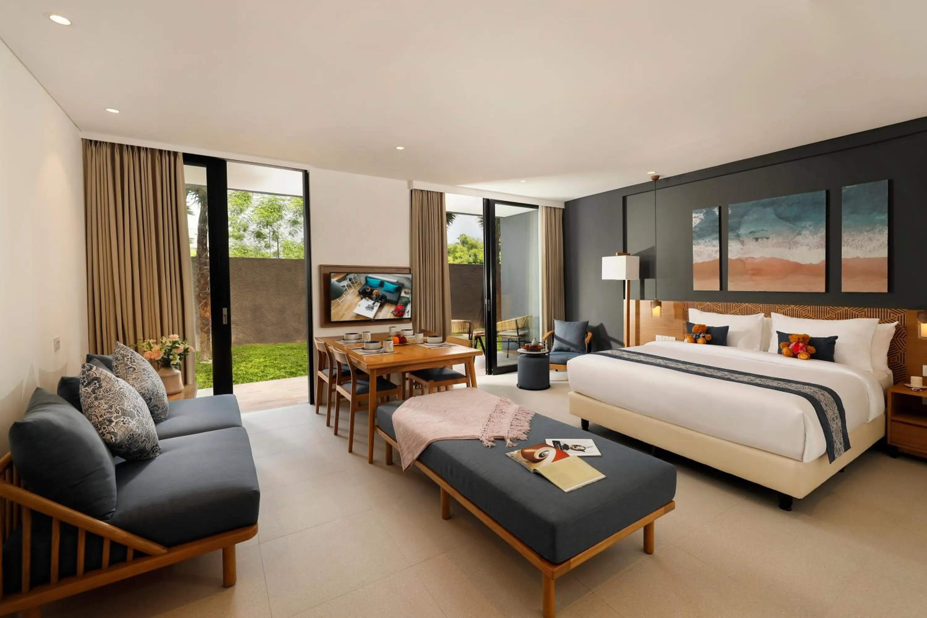 Inner courtyard view, Bed in Citadines Berawa Beach Bali