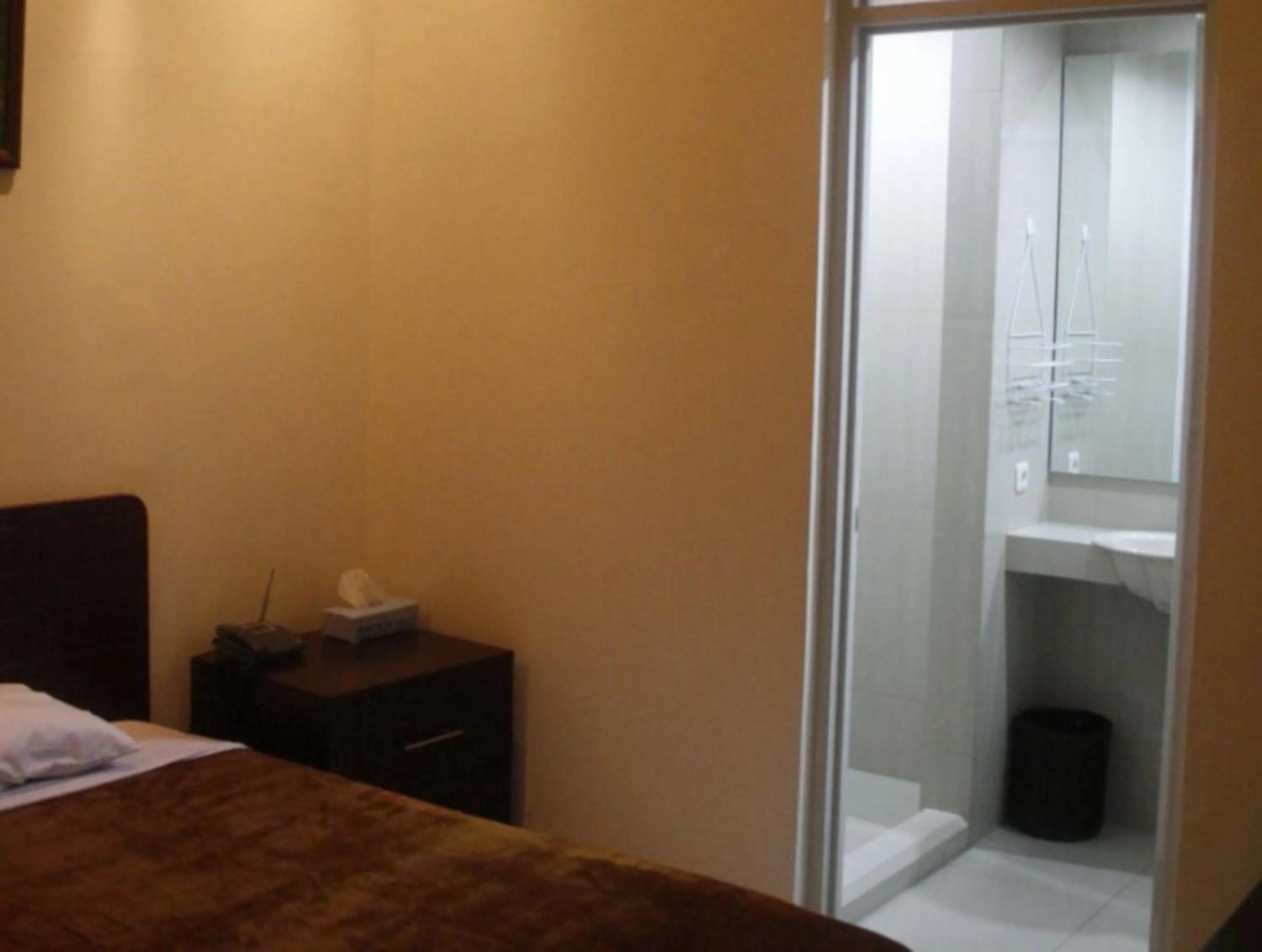Photo of the whole room, Bed in Soerabaja Place Guest House
