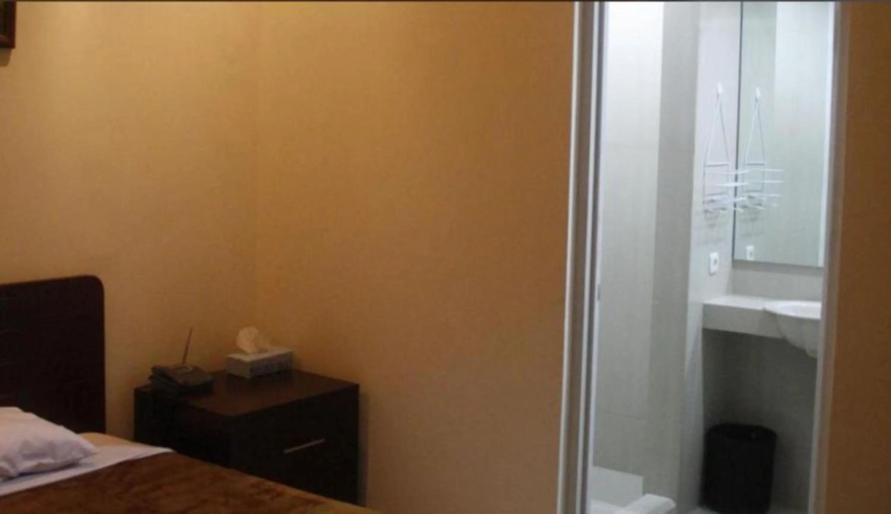 Photo of the whole room, Bed in Soerabaja Place Guest House