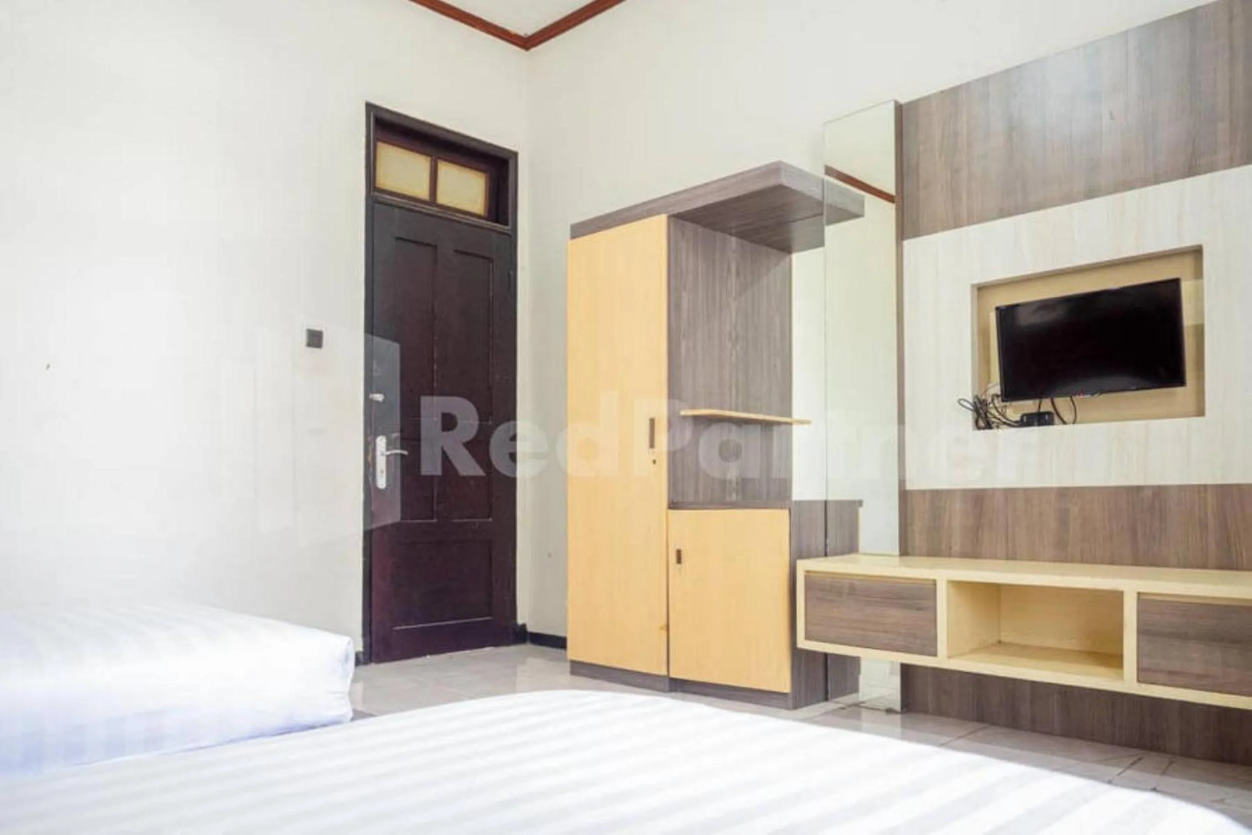 Bed in My Hommy Homestay Mitra RedDoorz