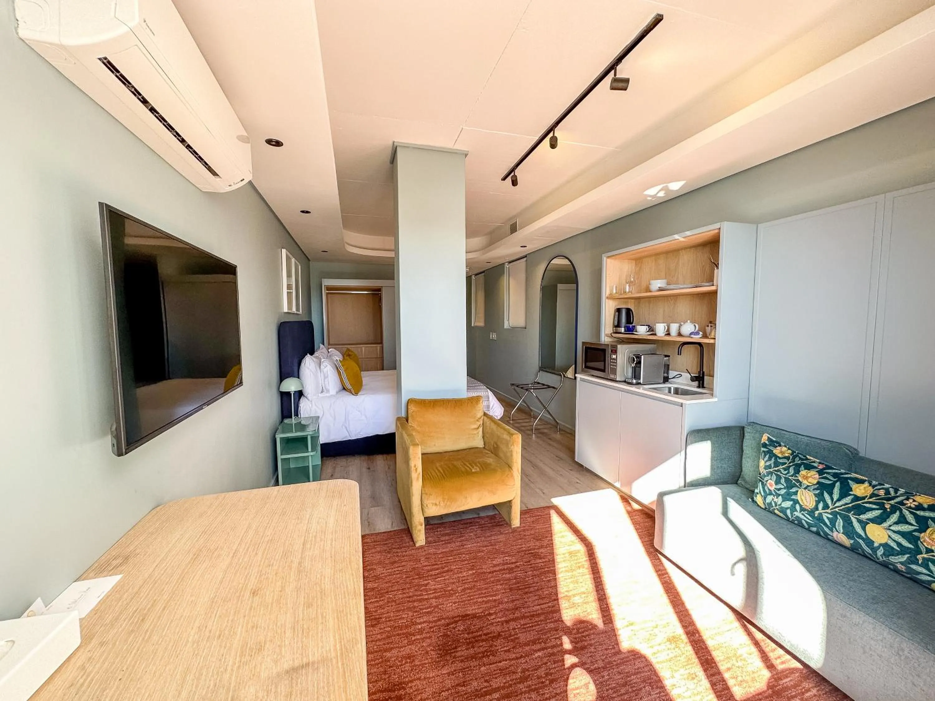 Photo of the whole room, Bed in Home Suite Hotels De Waterkant