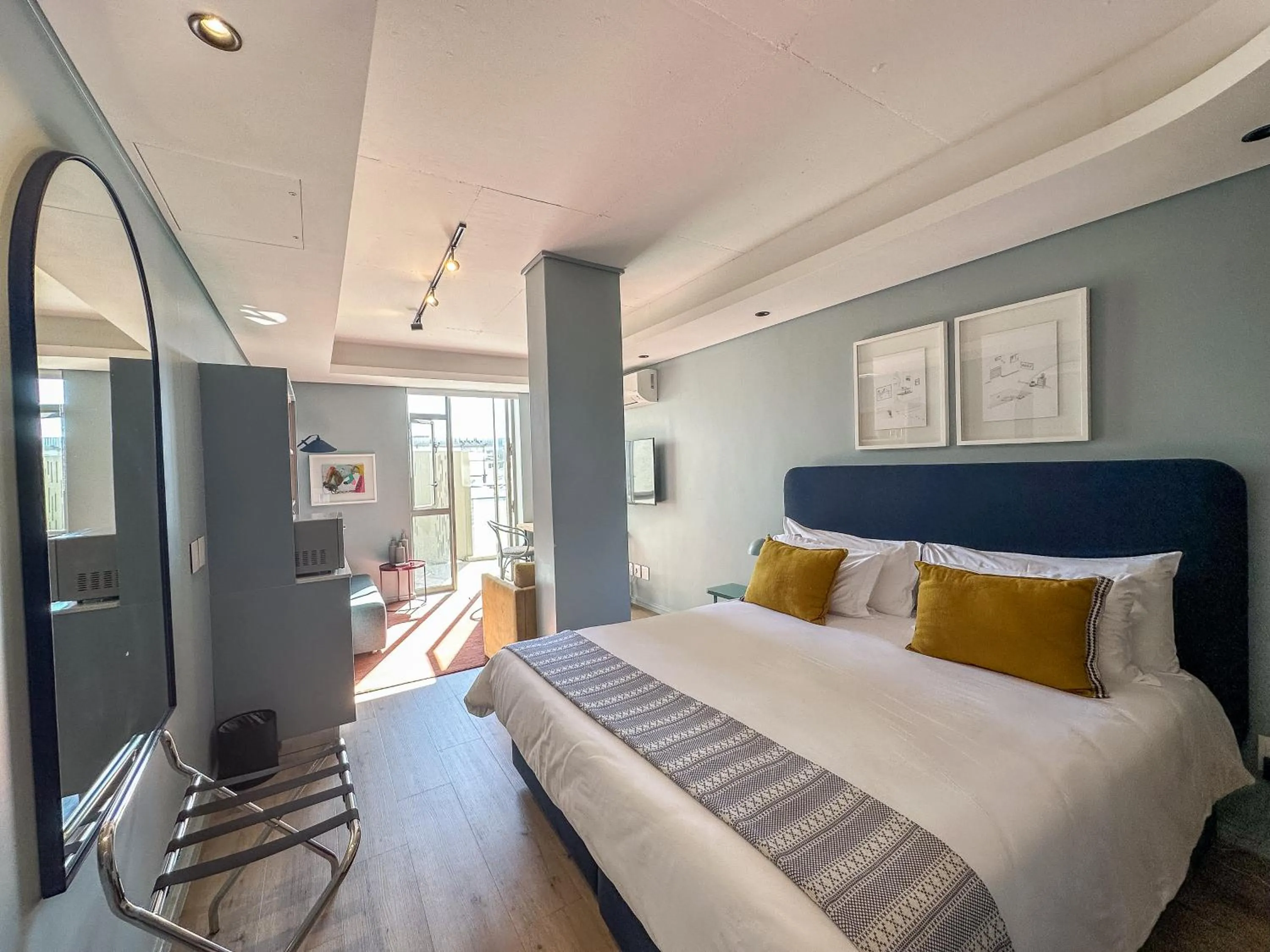 Photo of the whole room, Bed in Home Suite Hotels De Waterkant