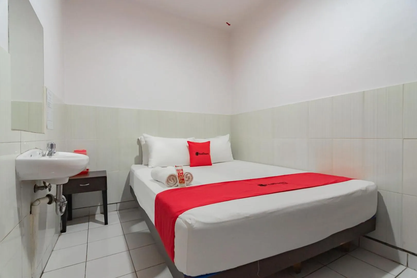 Bed in RedDoorz @ Komplek Pontianak Mall