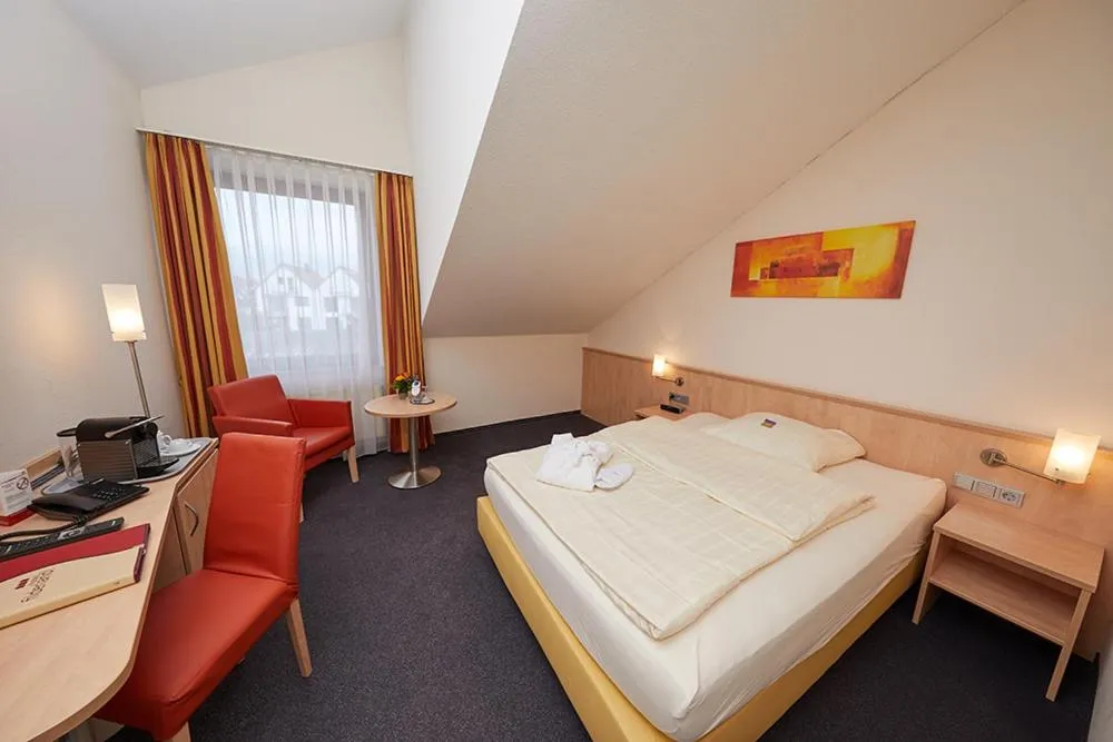 Bed in Hotel Filderland-Stuttgart Messe Airport - Free Parking