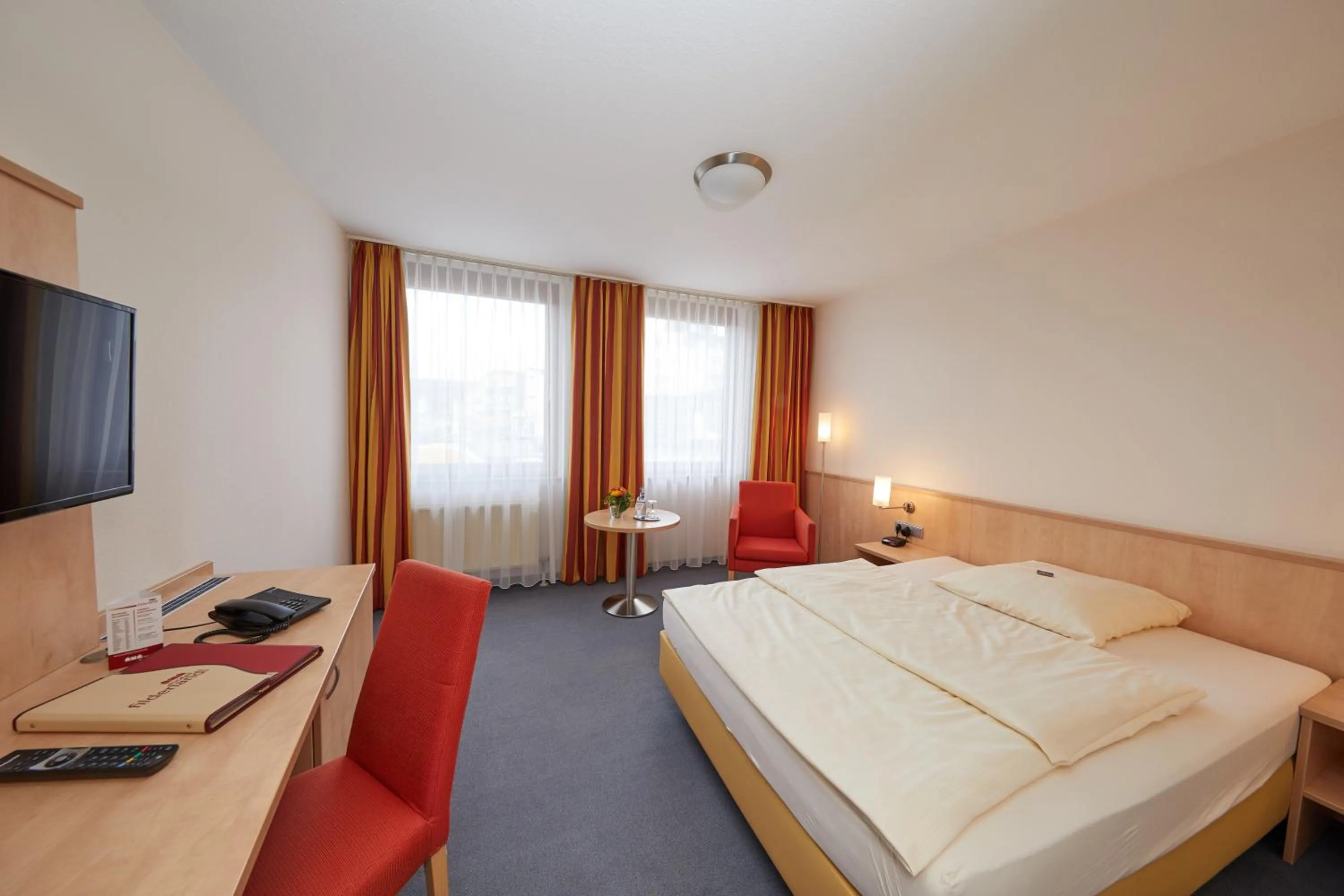 Bed in Hotel Filderland-Stuttgart Messe Airport - Free Parking