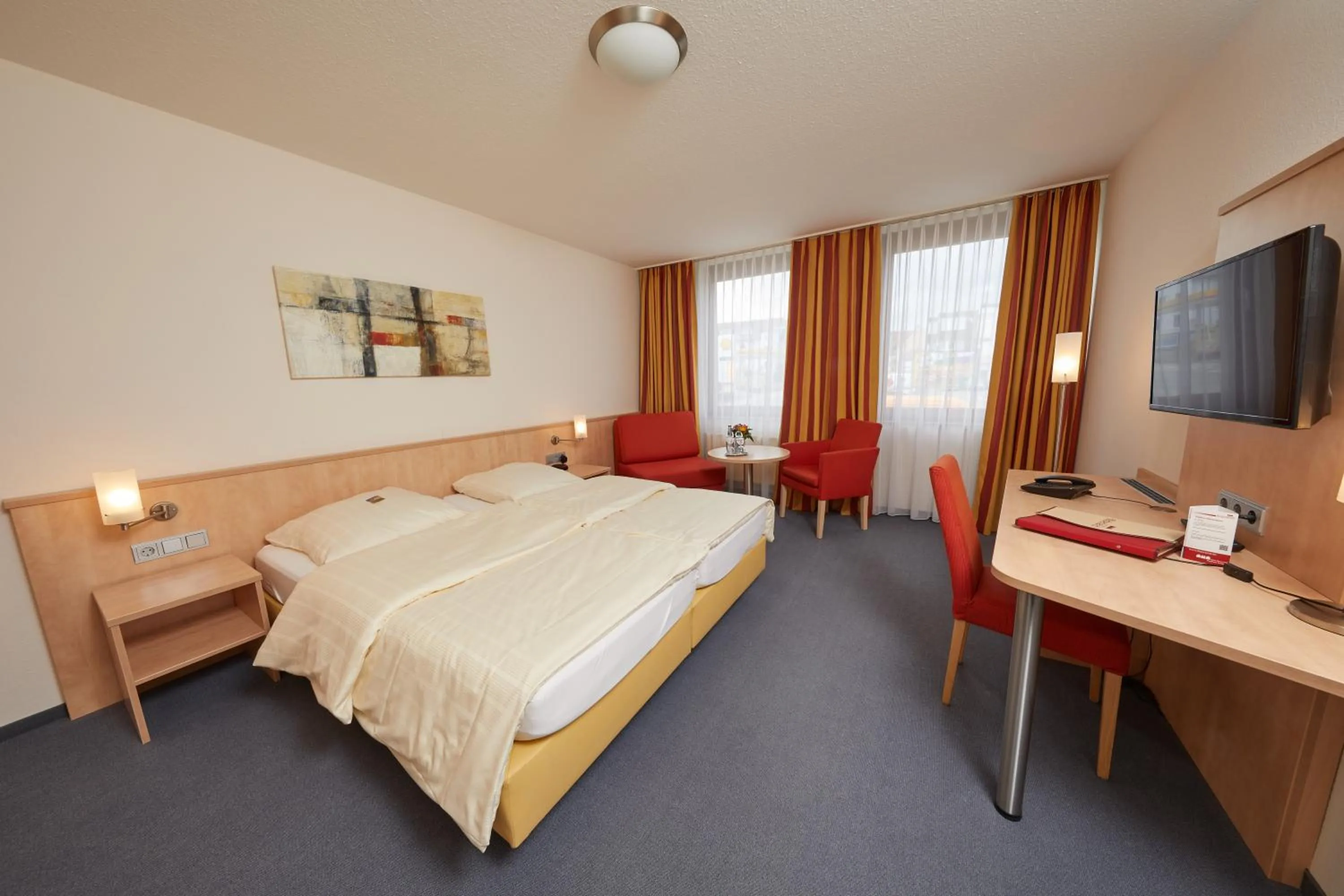 Bed in Hotel Filderland-Stuttgart Messe Airport - Free Parking