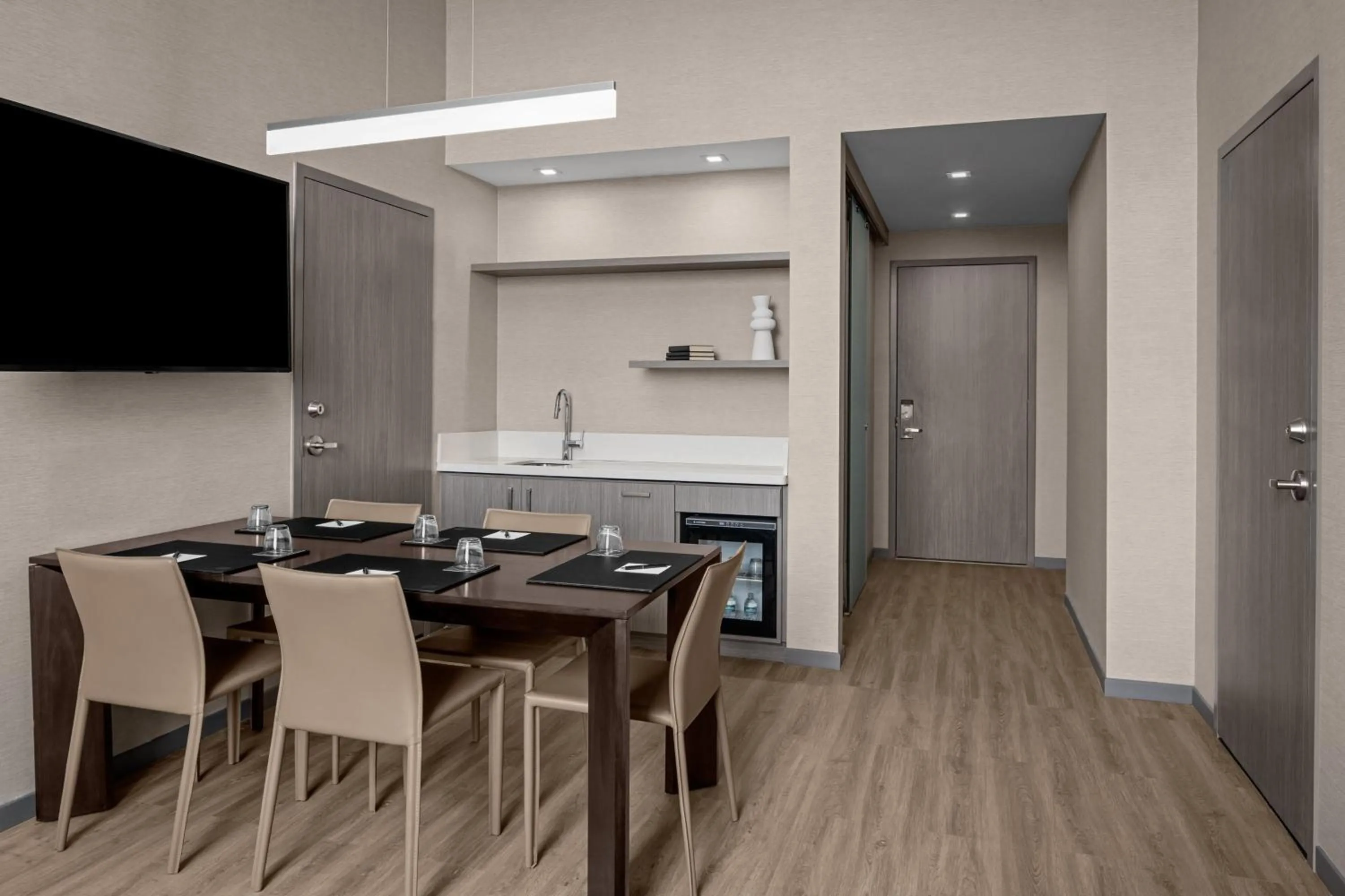 Lounge or bar in AC Hotel by Marriott Miami Dadeland