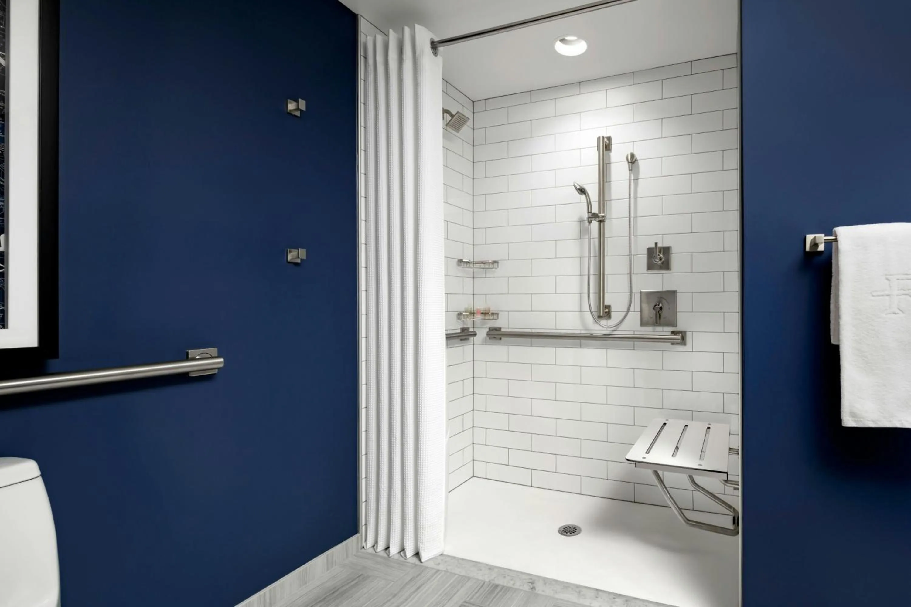 Bathroom in Rand Tower Hotel, Minneapolis, a Tribute Portfolio Hotel