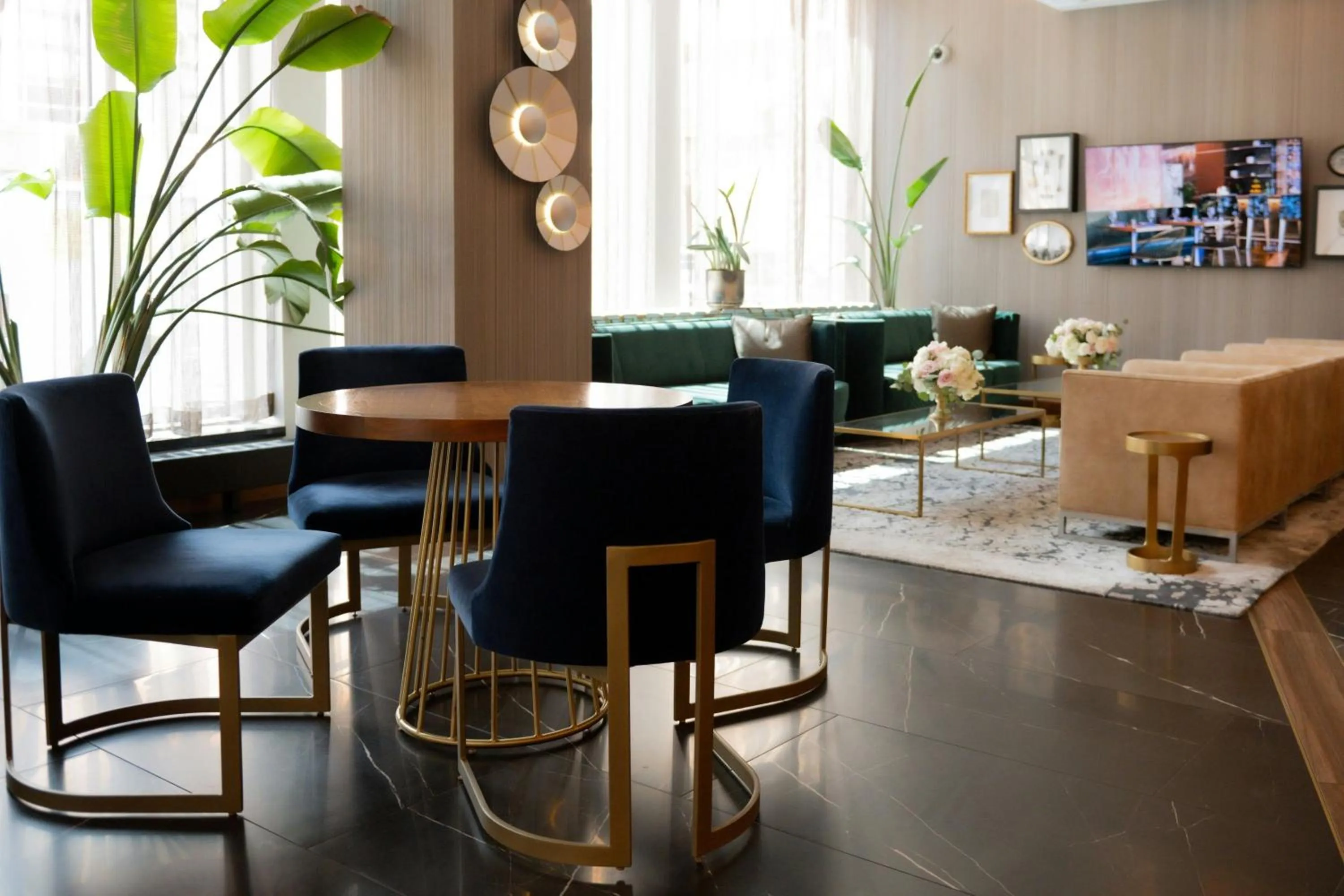 Lounge or bar in Rand Tower Hotel, Minneapolis, a Tribute Portfolio Hotel