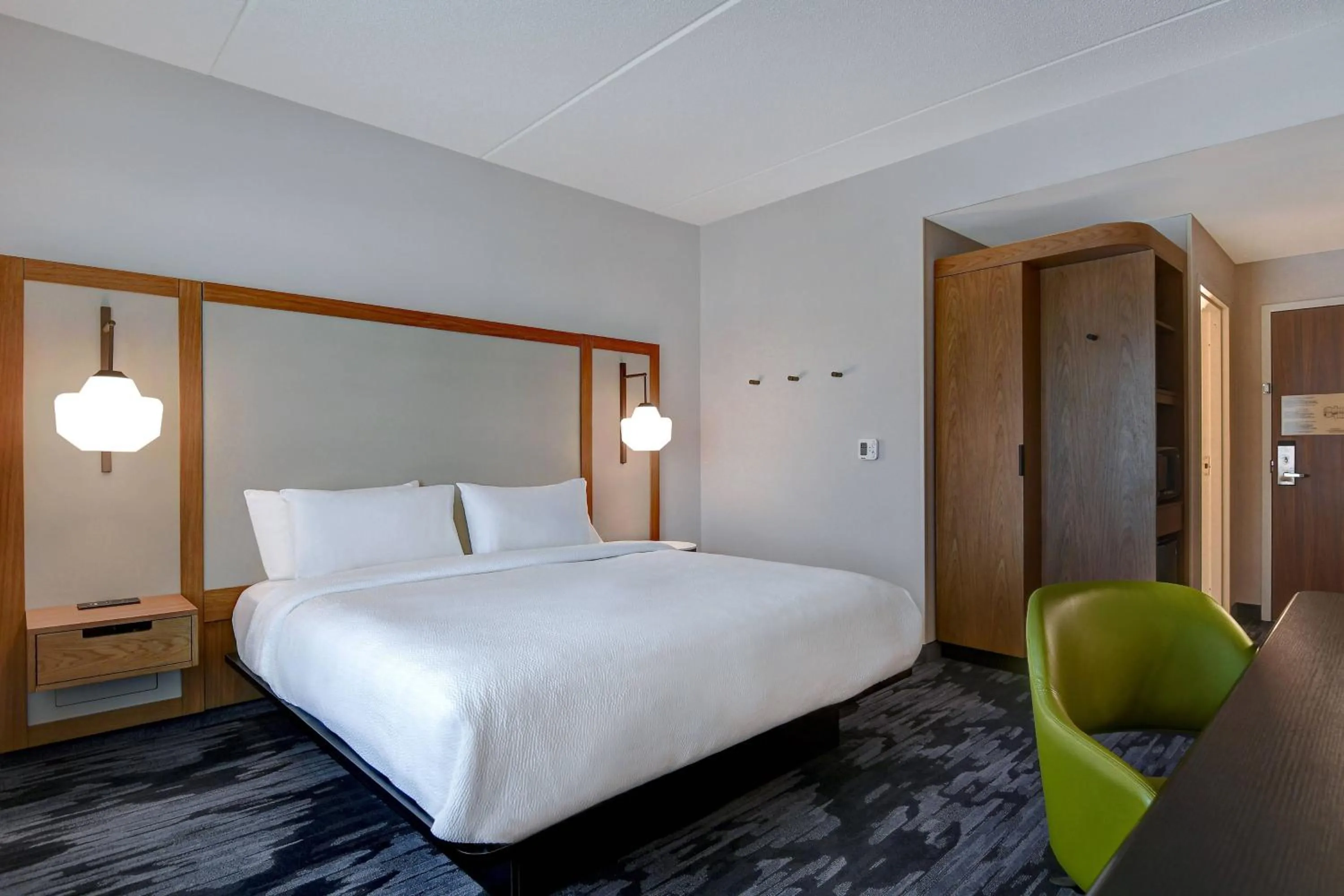 Photo of the whole room, Bed in Fairfield Inn & Suites by Marriott Selinsgrove