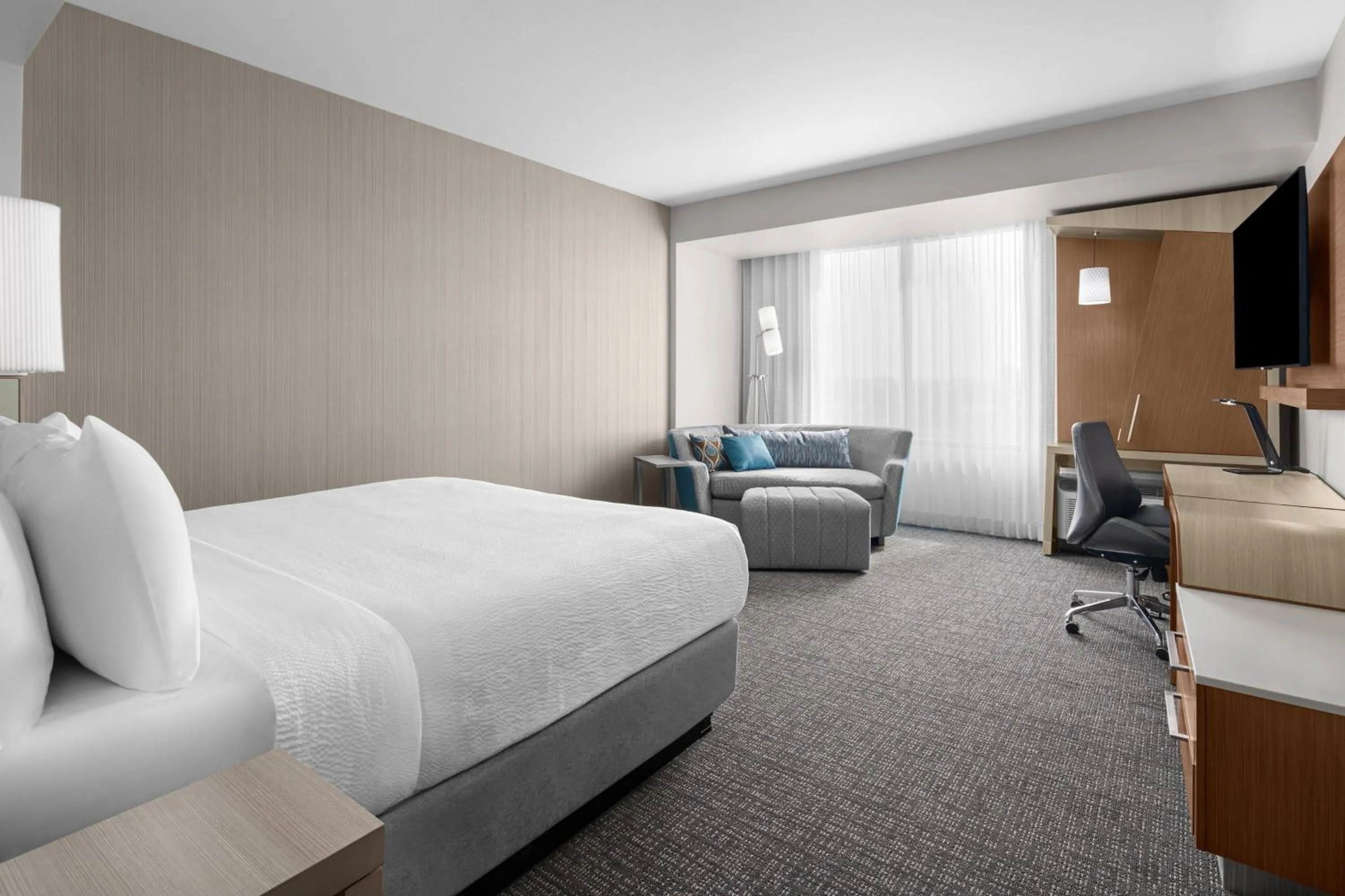 Photo of the whole room, Bed in Courtyard by Marriott Clearwater Beach