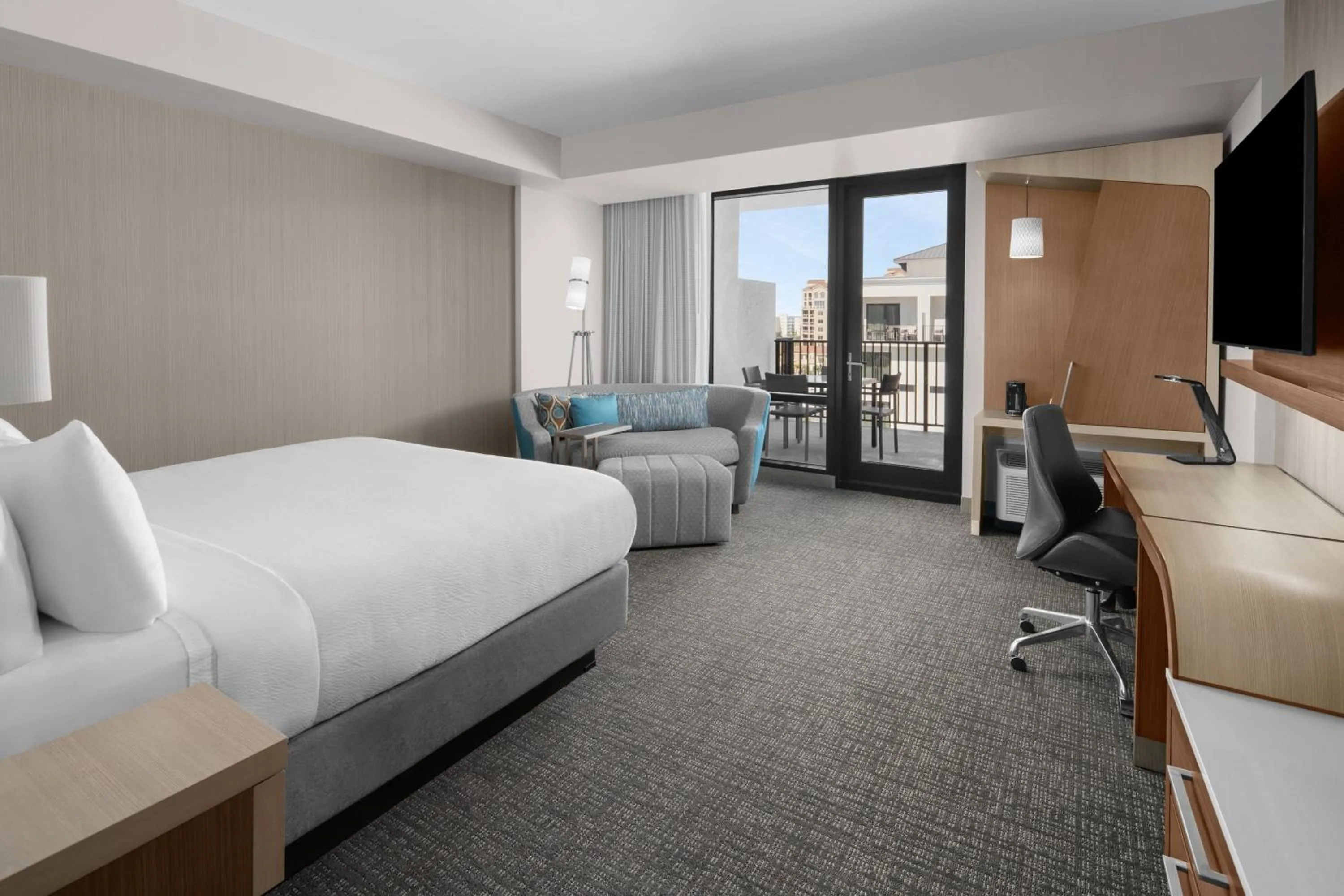 Photo of the whole room, Bed in Courtyard by Marriott Clearwater Beach