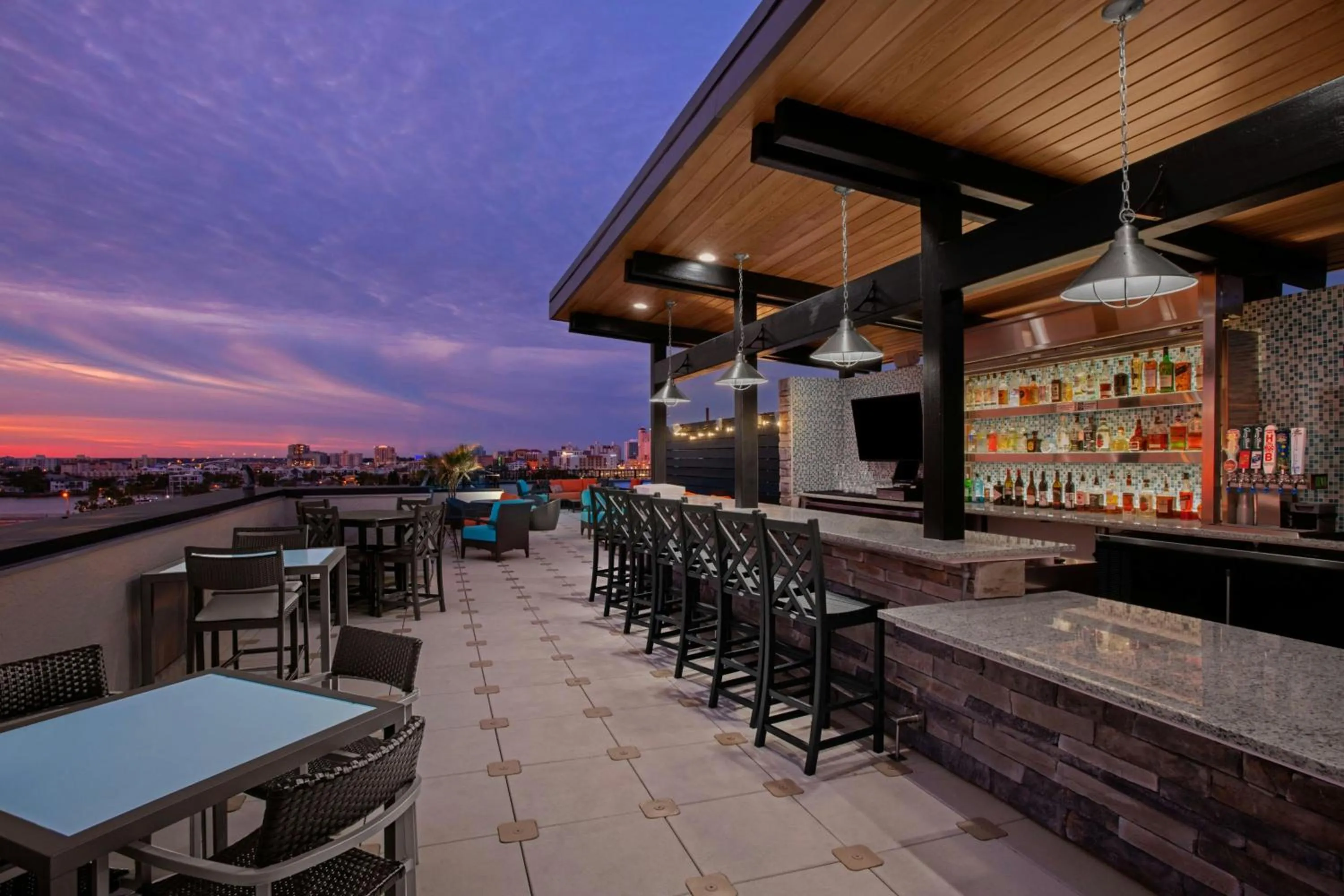 Lounge or bar in Courtyard by Marriott Clearwater Beach