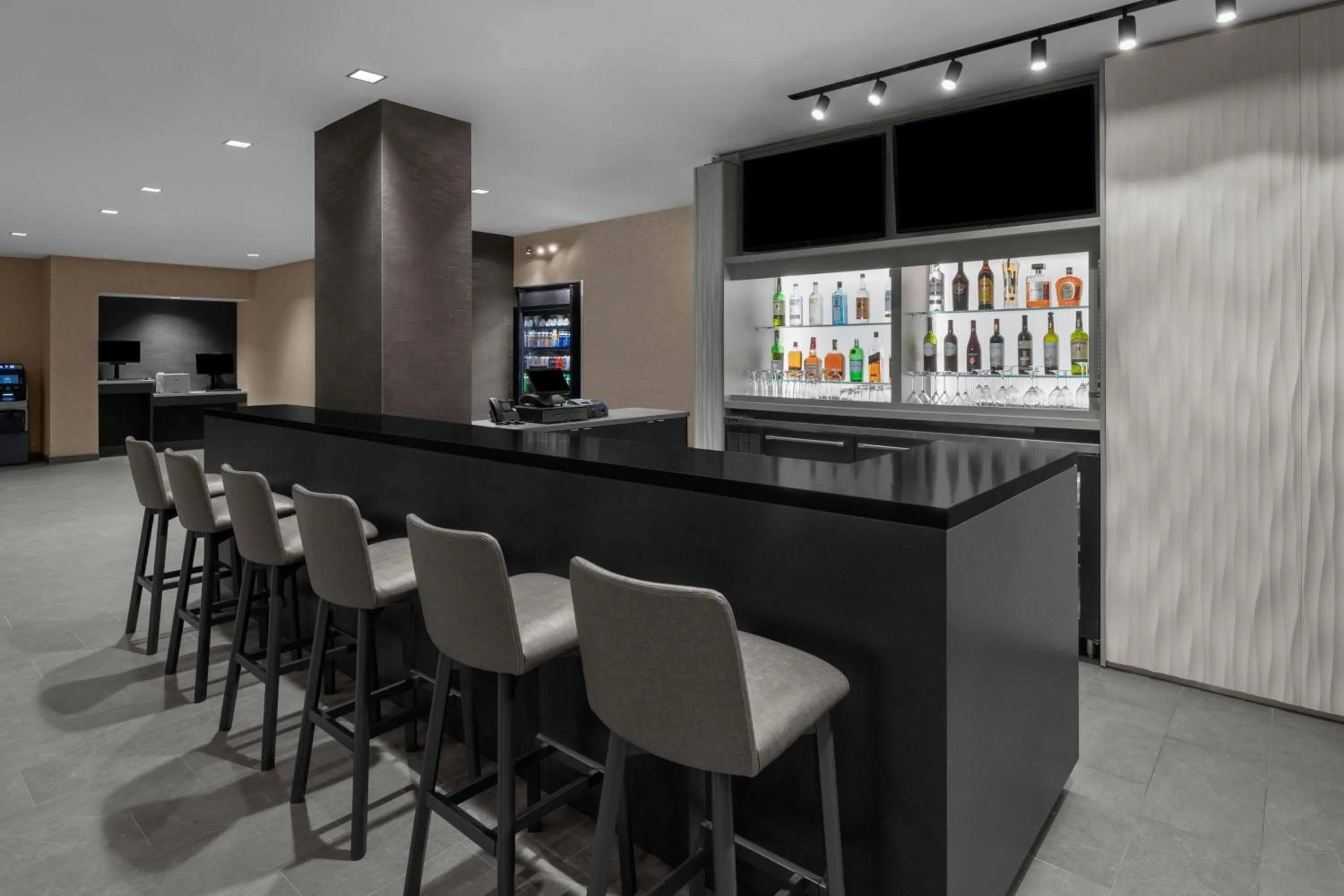 Lounge or bar in Courtyard by Marriott Clearwater Beach