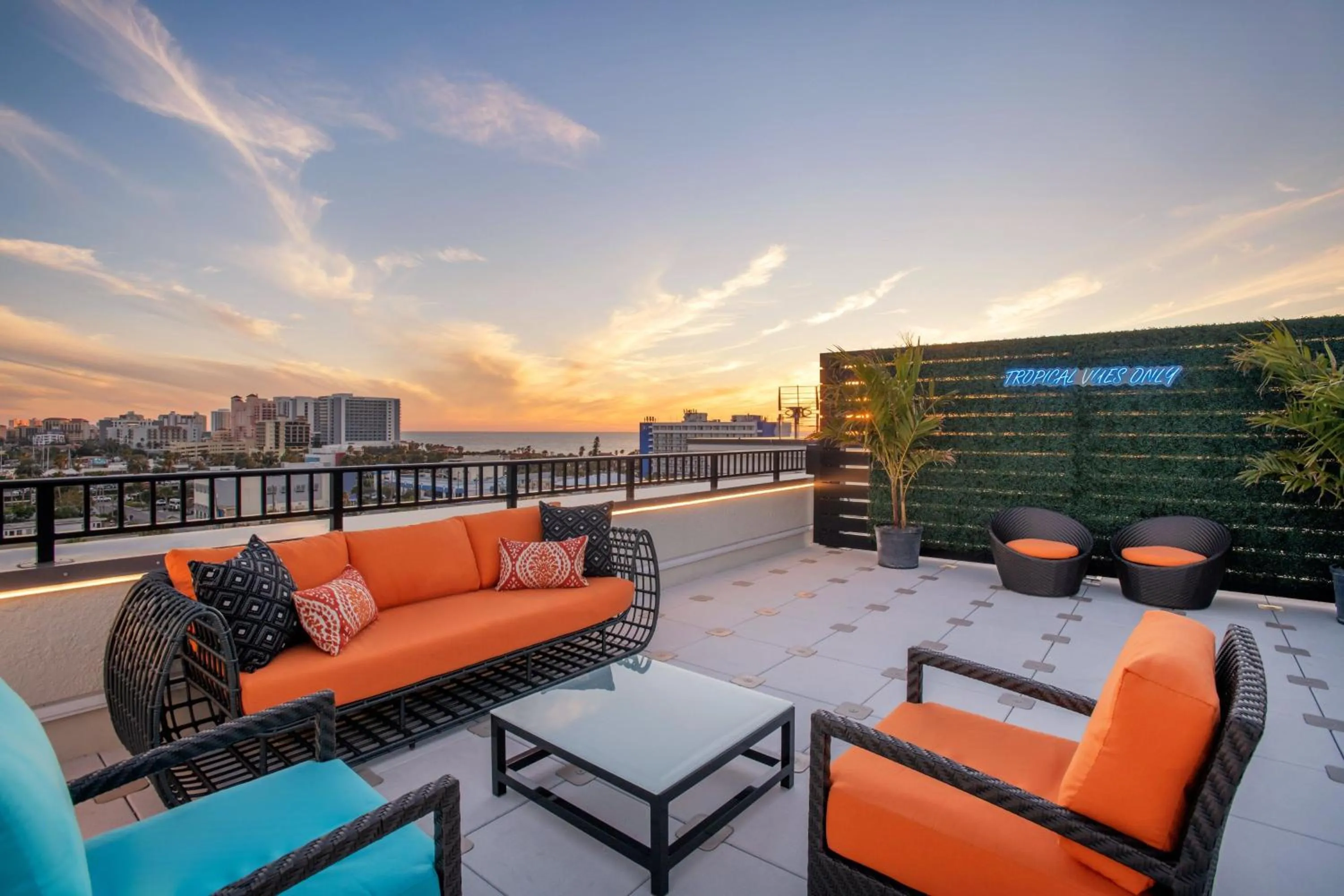 Lounge or bar in Courtyard by Marriott Clearwater Beach