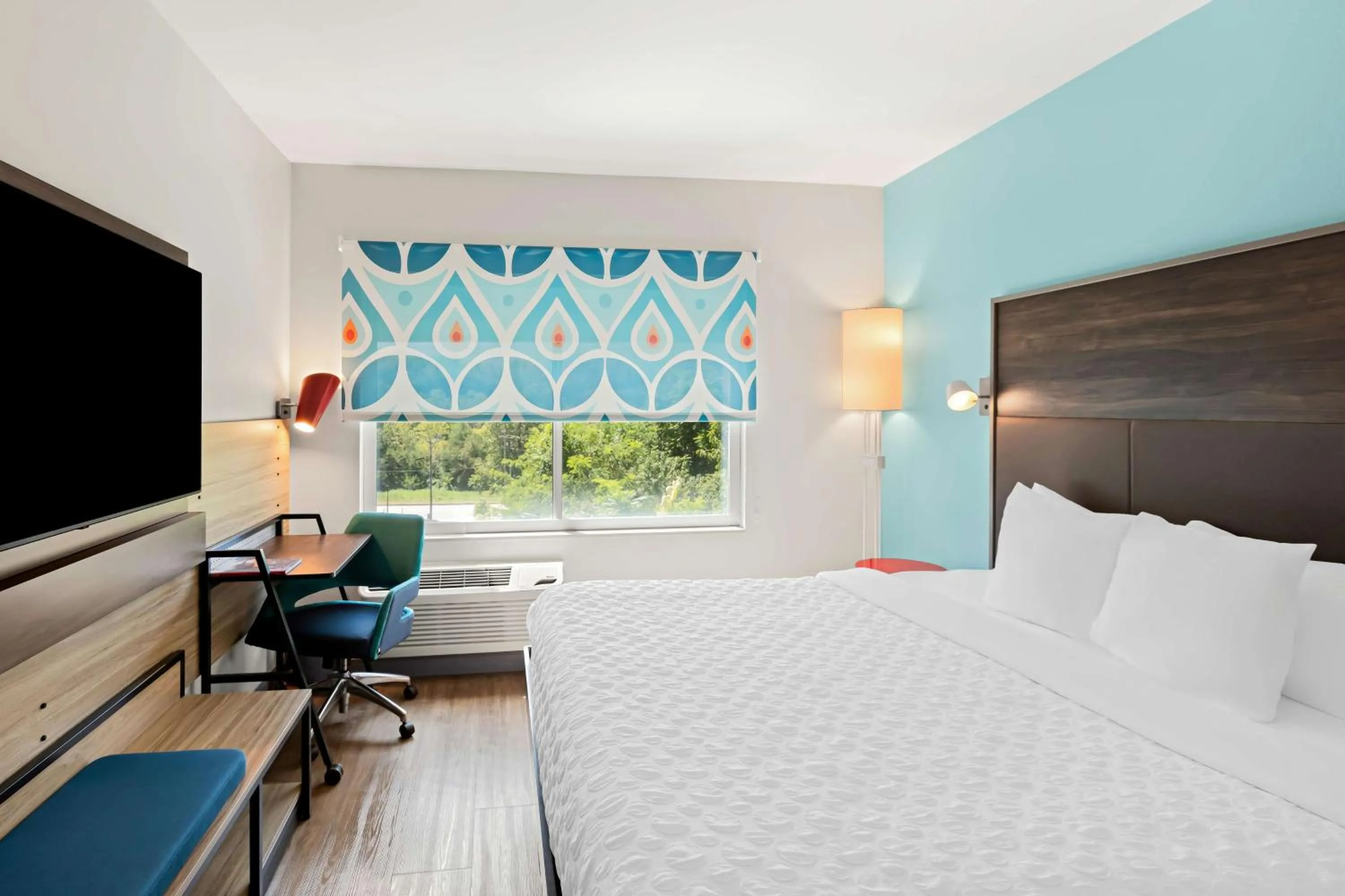 Bedroom, Bed in Tru by Hilton Asheville Blue Ridge Parkway