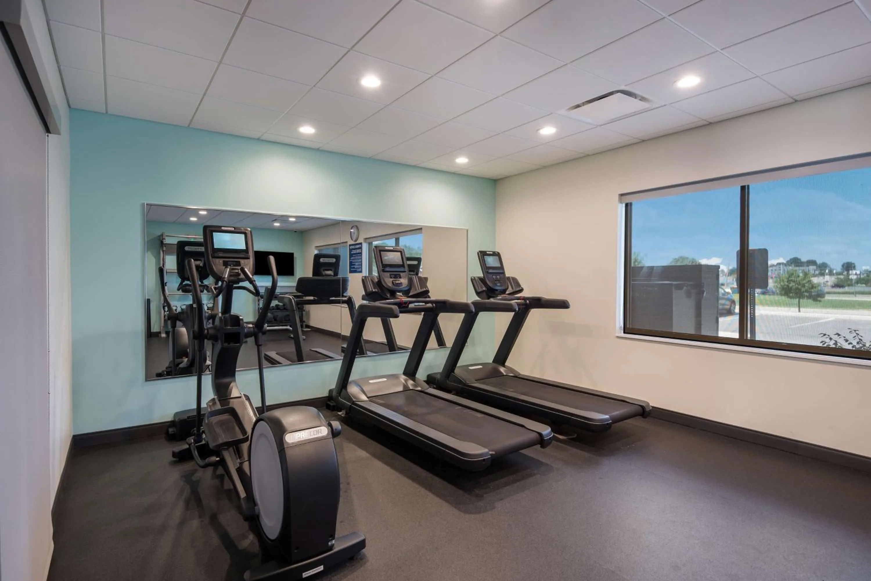 Fitness centre/facilities in Tru By Hilton Warsaw, In
