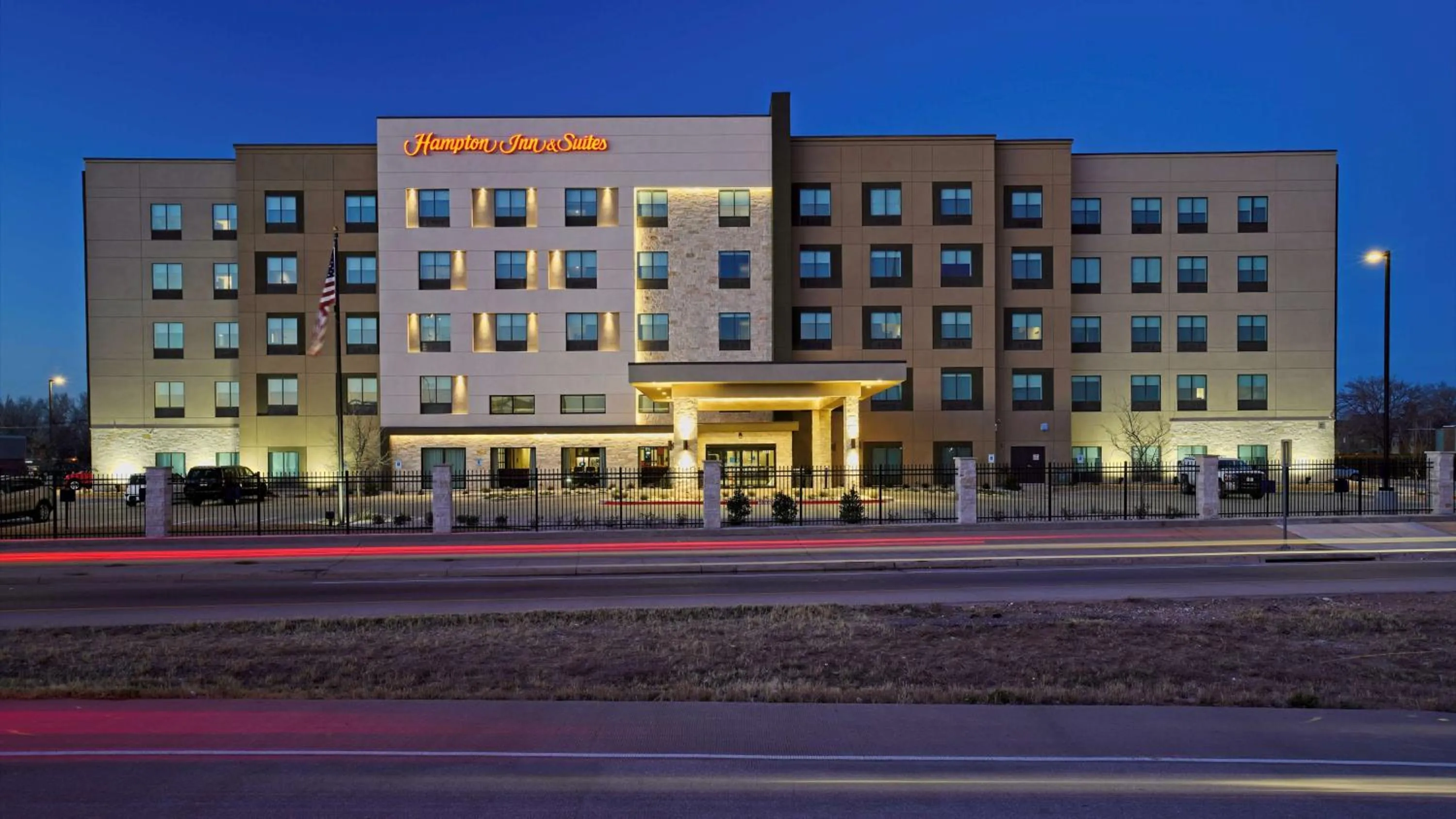 Property building in Hampton Inn & Suites Lubbock University, Tx