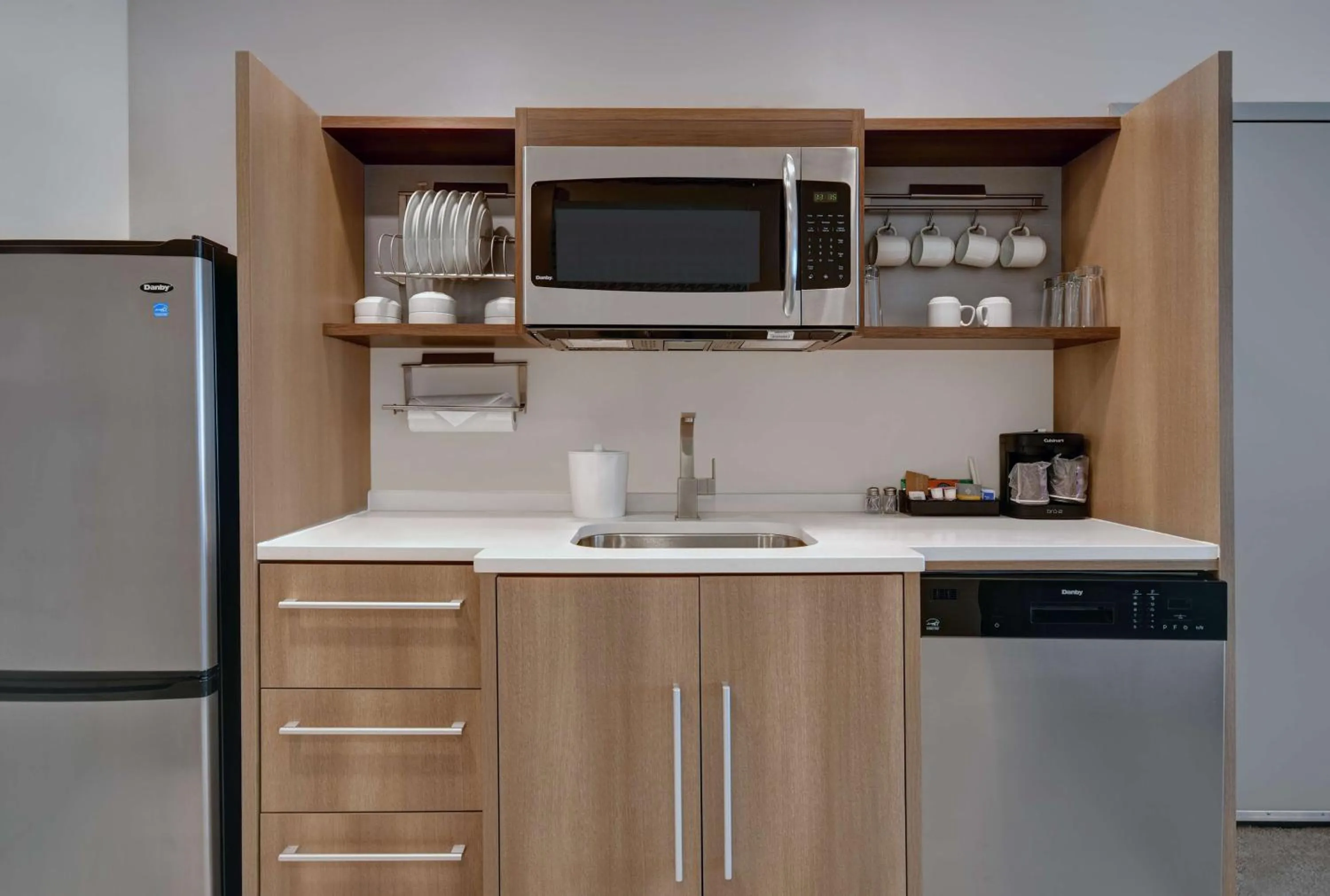 Kitchen or kitchenette in Home2 Suites By Hilton Raleigh North I-540