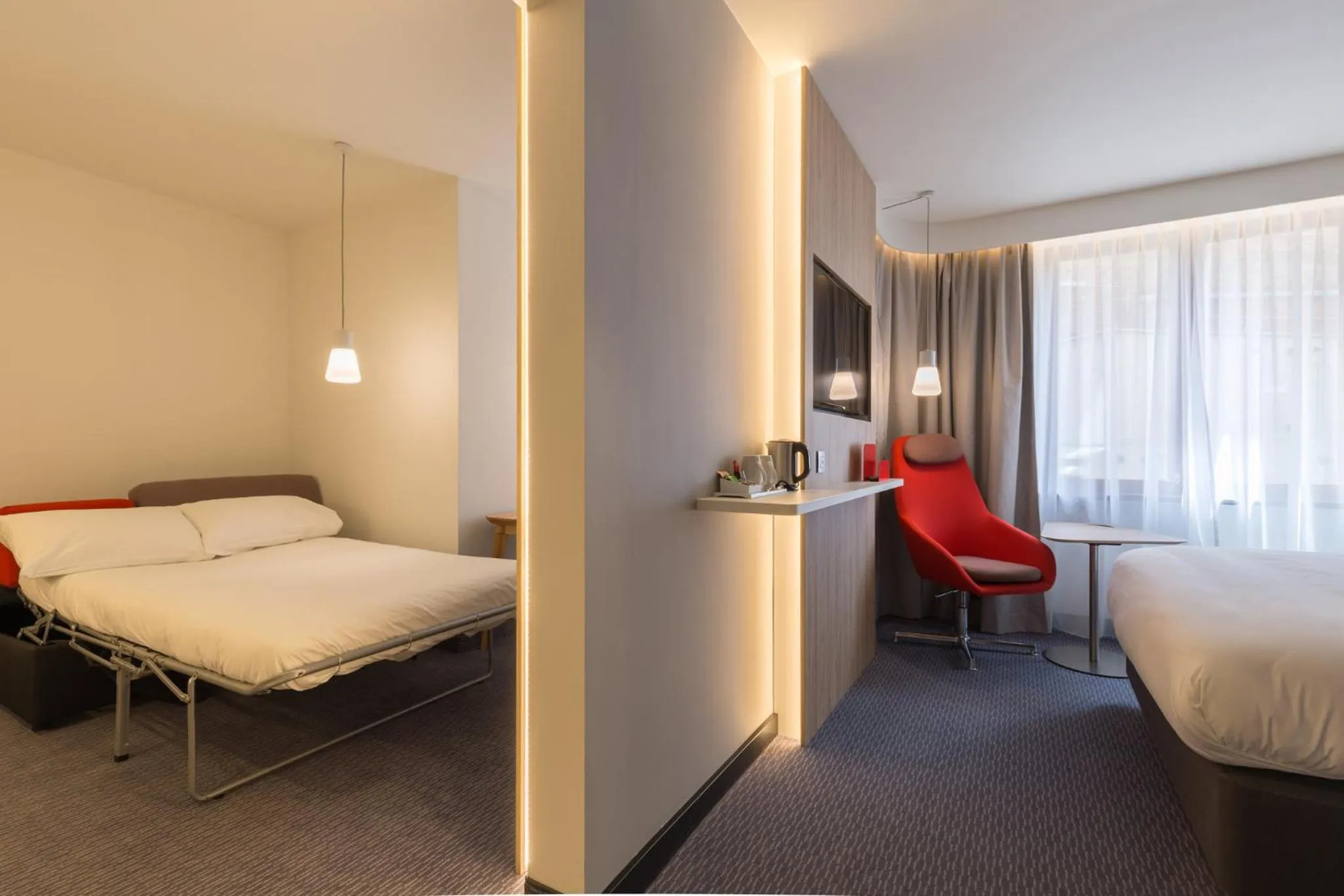 Photo of the whole room, Bed in Holiday Inn Express Brussels-Grand-Place by IHG