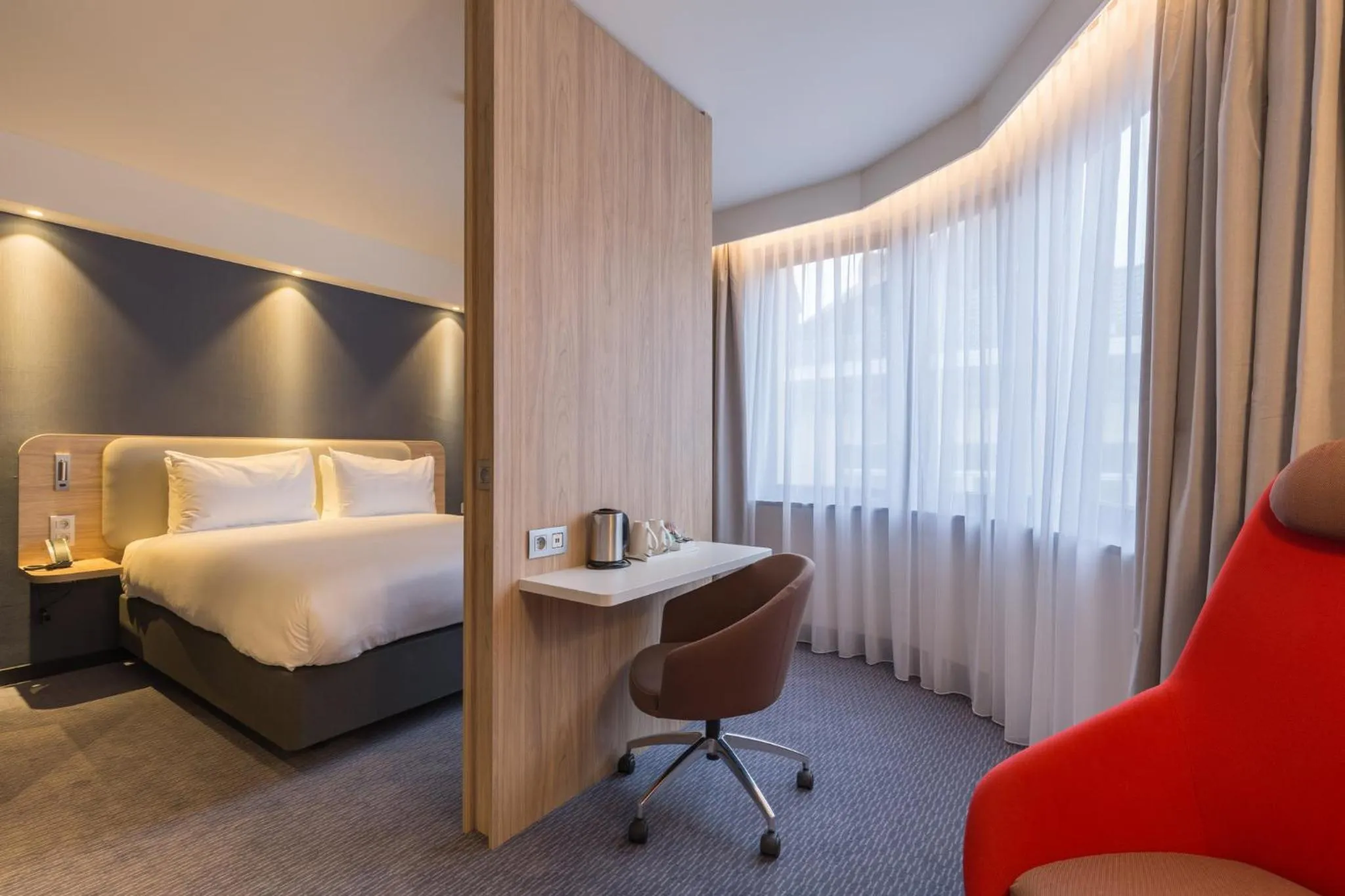 Photo of the whole room, Bed in Holiday Inn Express Brussels-Grand-Place by IHG