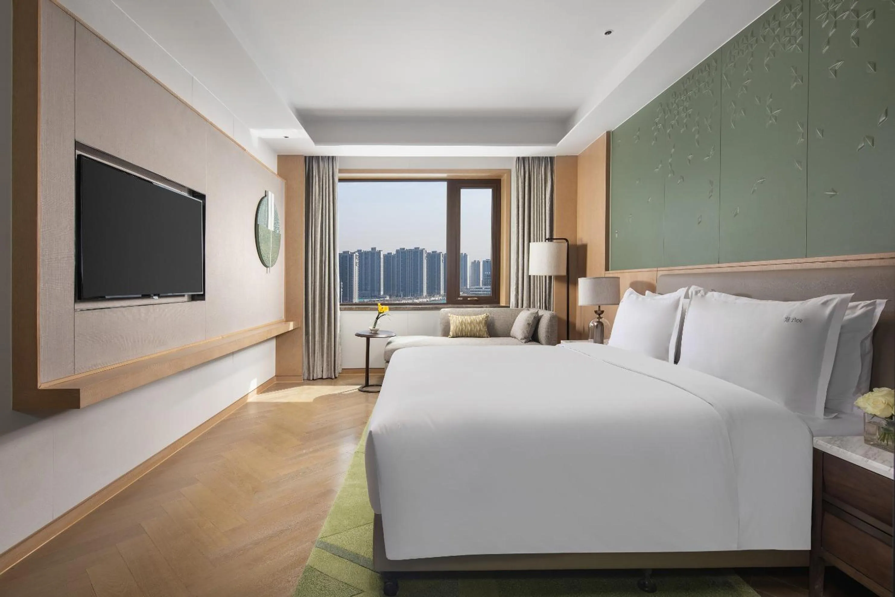 Photo of the whole room, Bed in Holiday Inn Zhengzhou High-Tech Zone by IHG