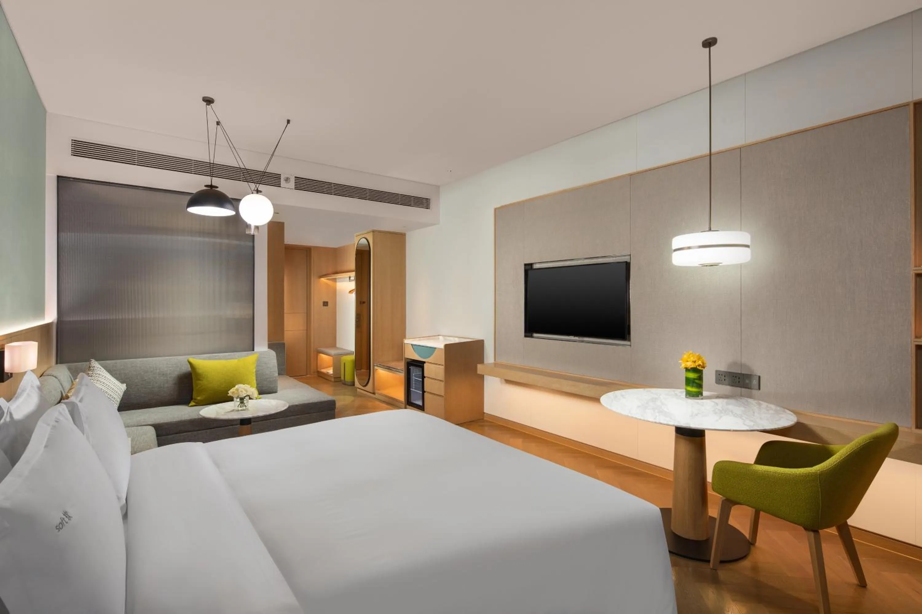 Photo of the whole room, Bed in Holiday Inn Zhengzhou High-Tech Zone by IHG