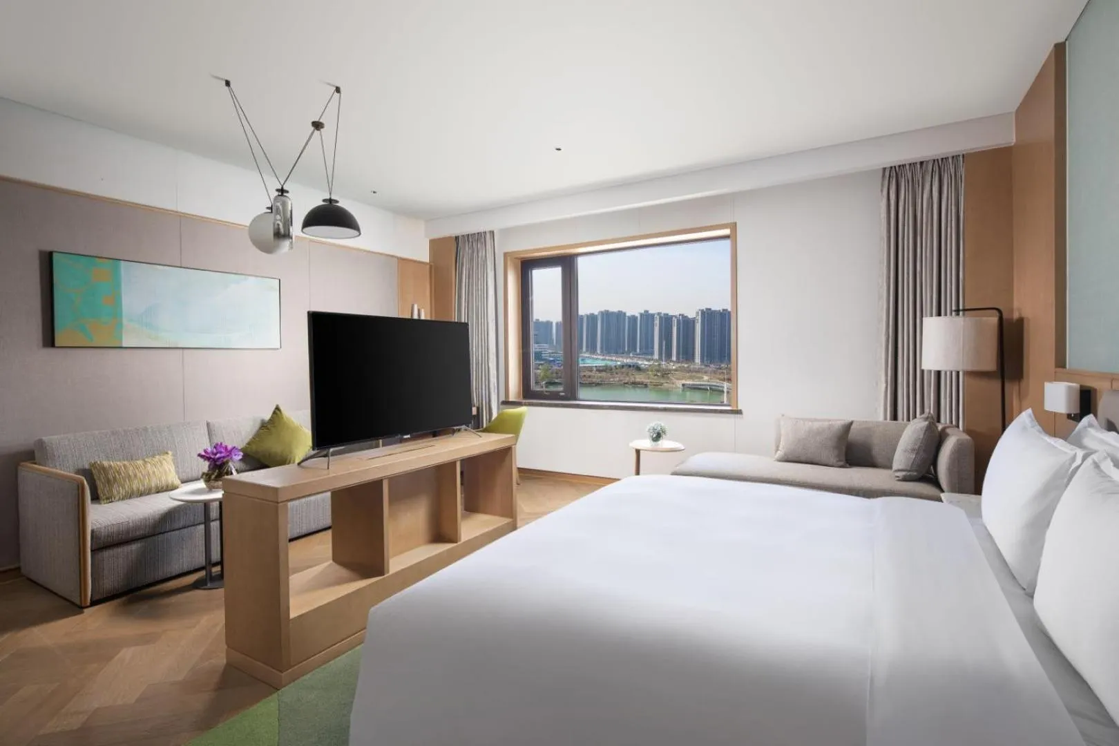 Photo of the whole room, Bed in Holiday Inn Zhengzhou High-Tech Zone by IHG